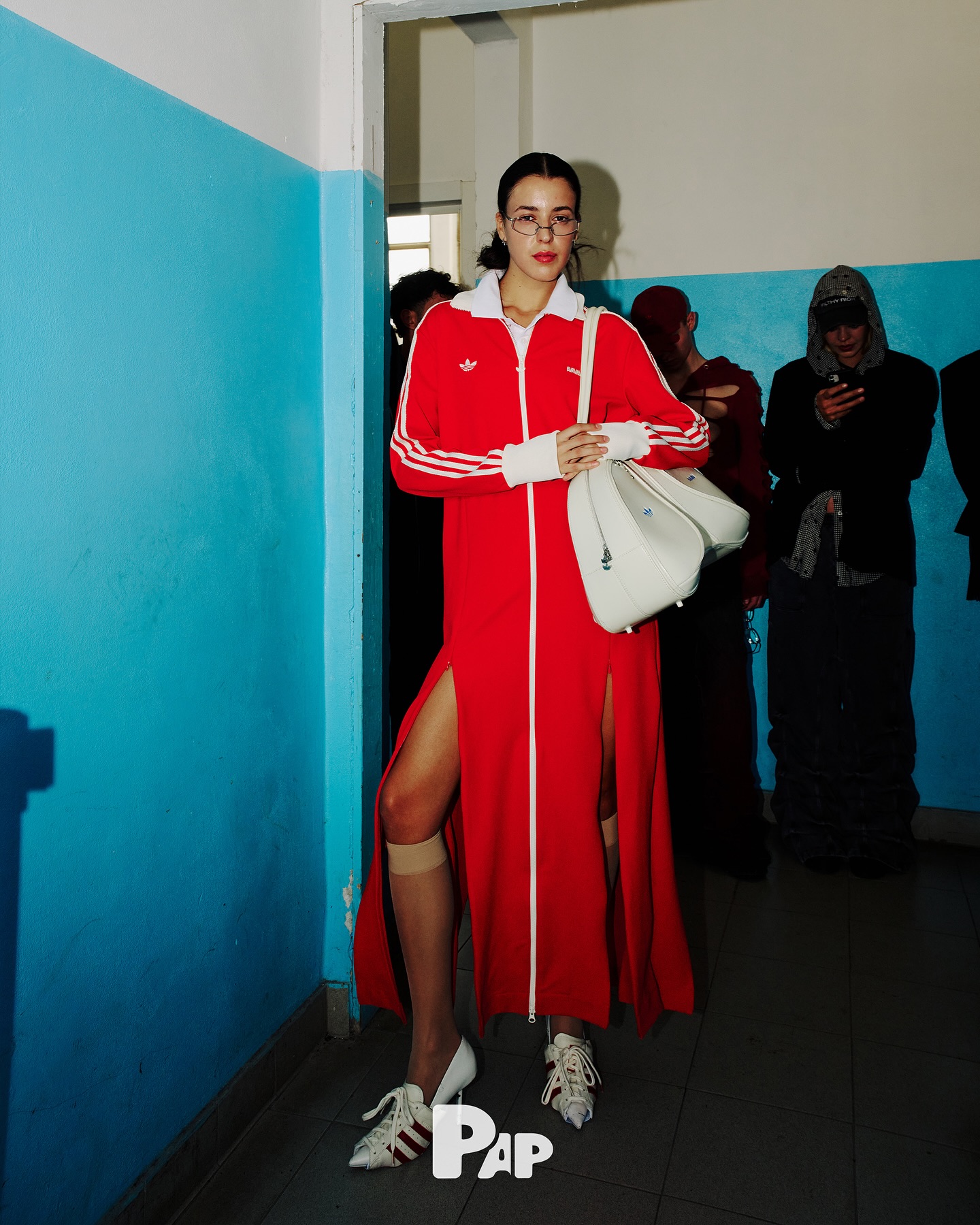 AVAVAV SS25, 백스테이지에서 포착된 아이러니한 유머 — Look 9