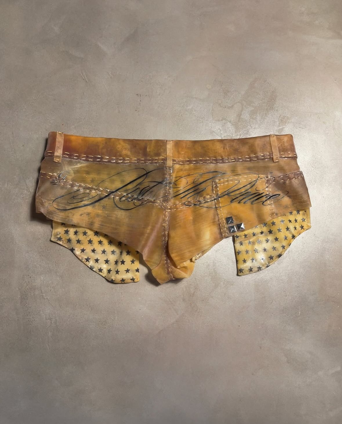피부에 새긴 패션, 타투와 라텍스로 완성한 졸업 컬렉션 — Look 6
