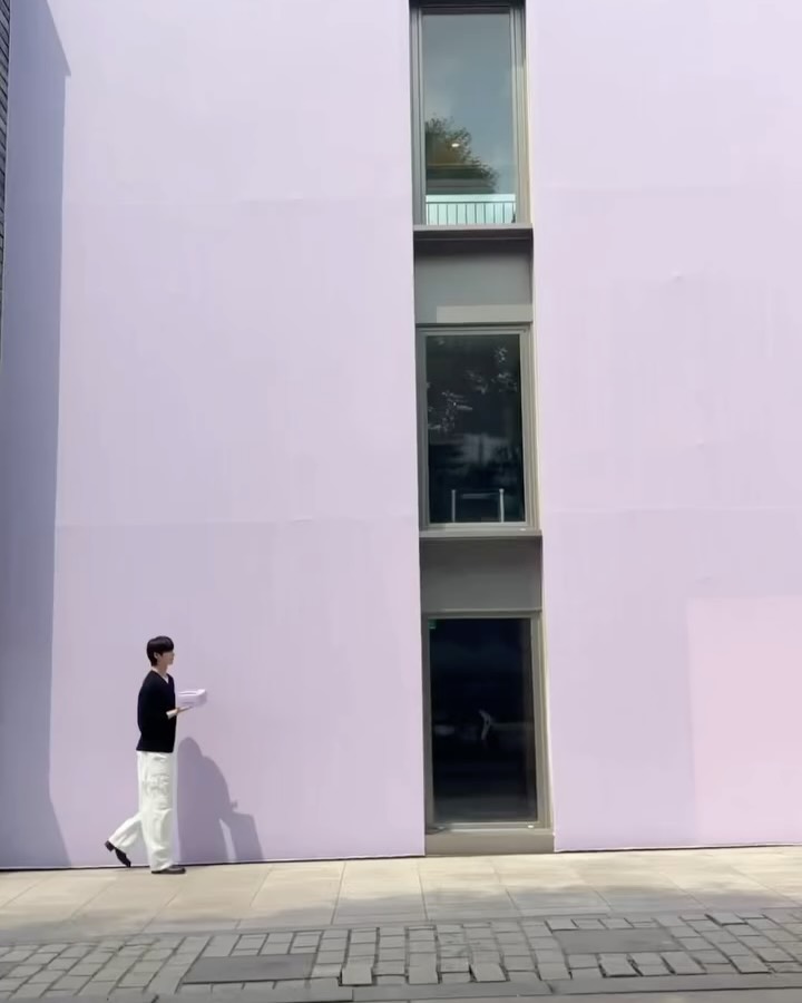 변우석이 손에 든 퍼플 립밤의 정체 — Look 4