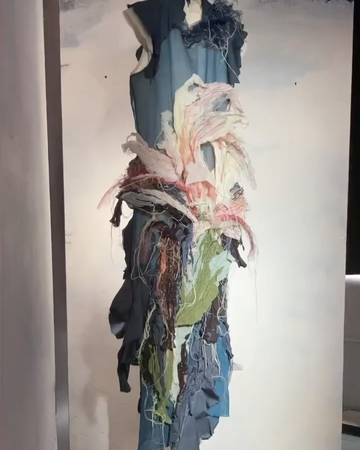 알렉산드라 블리노바, 불면의 밤을 직조한 웨어러블 회화 — Look 2