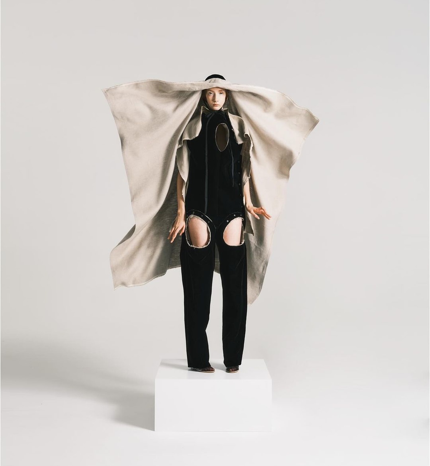 제시카 코트, 흰 캔버스에 담은 삶의 모든 드라마 — Look 8