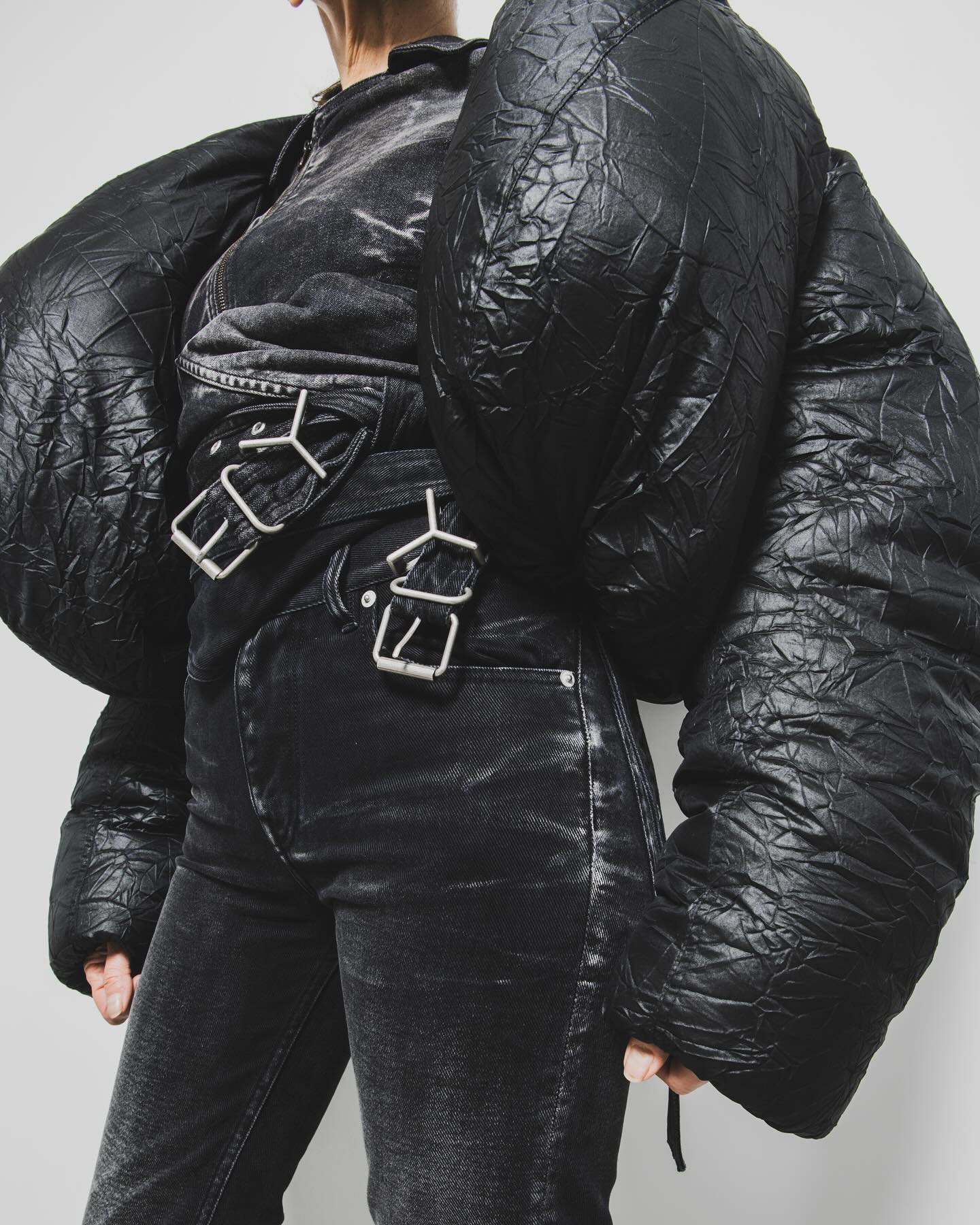 글렌 마르텐스의 Y/Project FW24, 해체주의 미학의 백스테이지 — Look 2