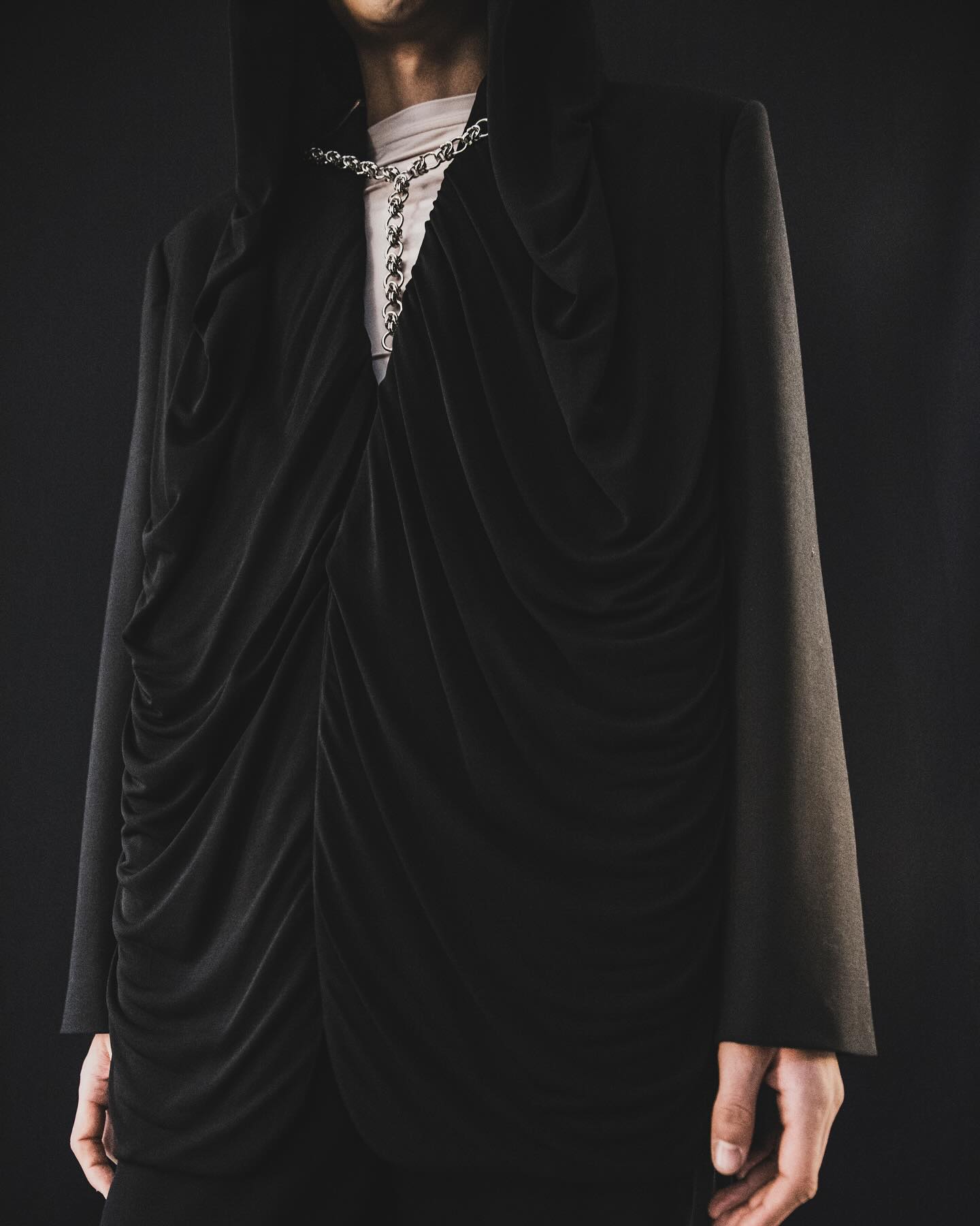글렌 마르텐스의 Y/Project FW24, 해체주의 미학의 백스테이지 — Look 3
