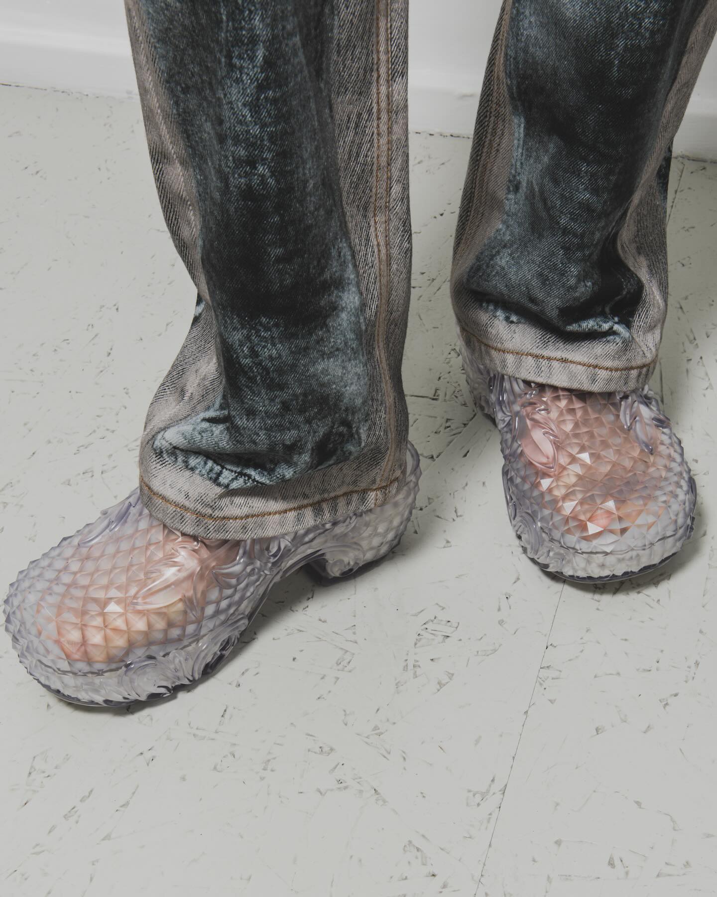 글렌 마르텐스의 Y/Project FW24, 해체주의 미학의 백스테이지 — Look 10