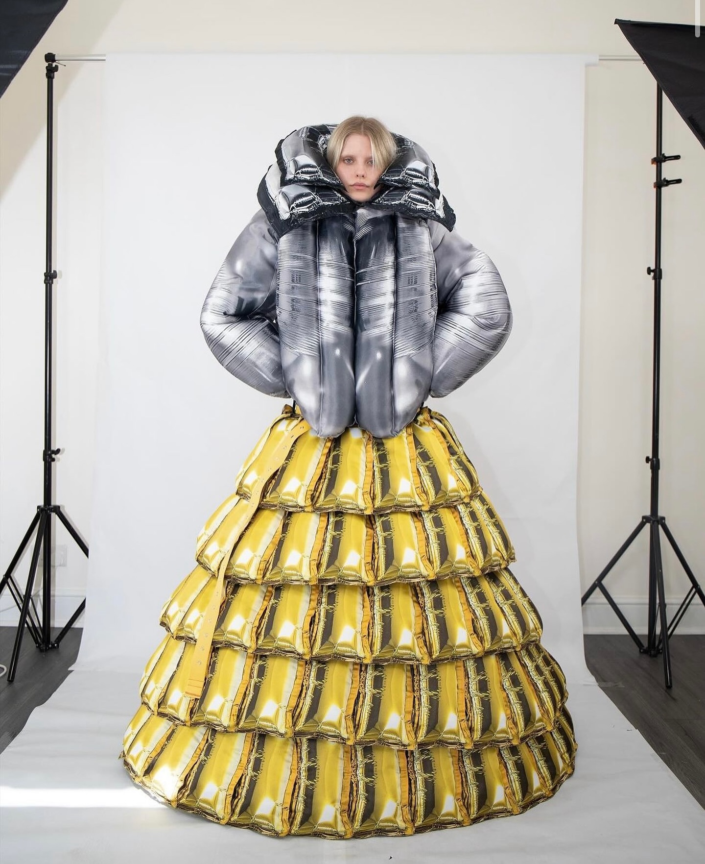 스펜서 캐롤, 제프 쿤스와 존 체임벌린에서 영감받은 '크로매틱 인플레이션' 컬렉션 공개 — Look 2