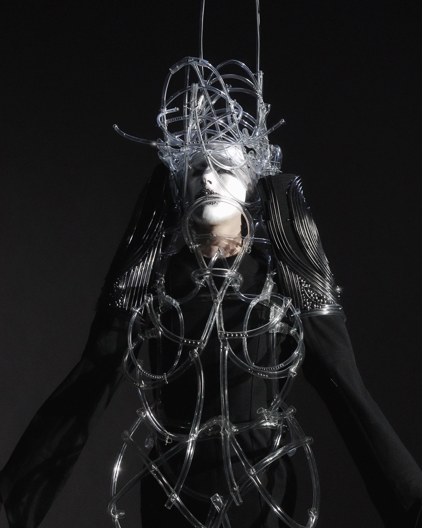 불안을 시각화한 디자이너 브랜드 'Human'의 컬렉션 'Itch' — Look 2