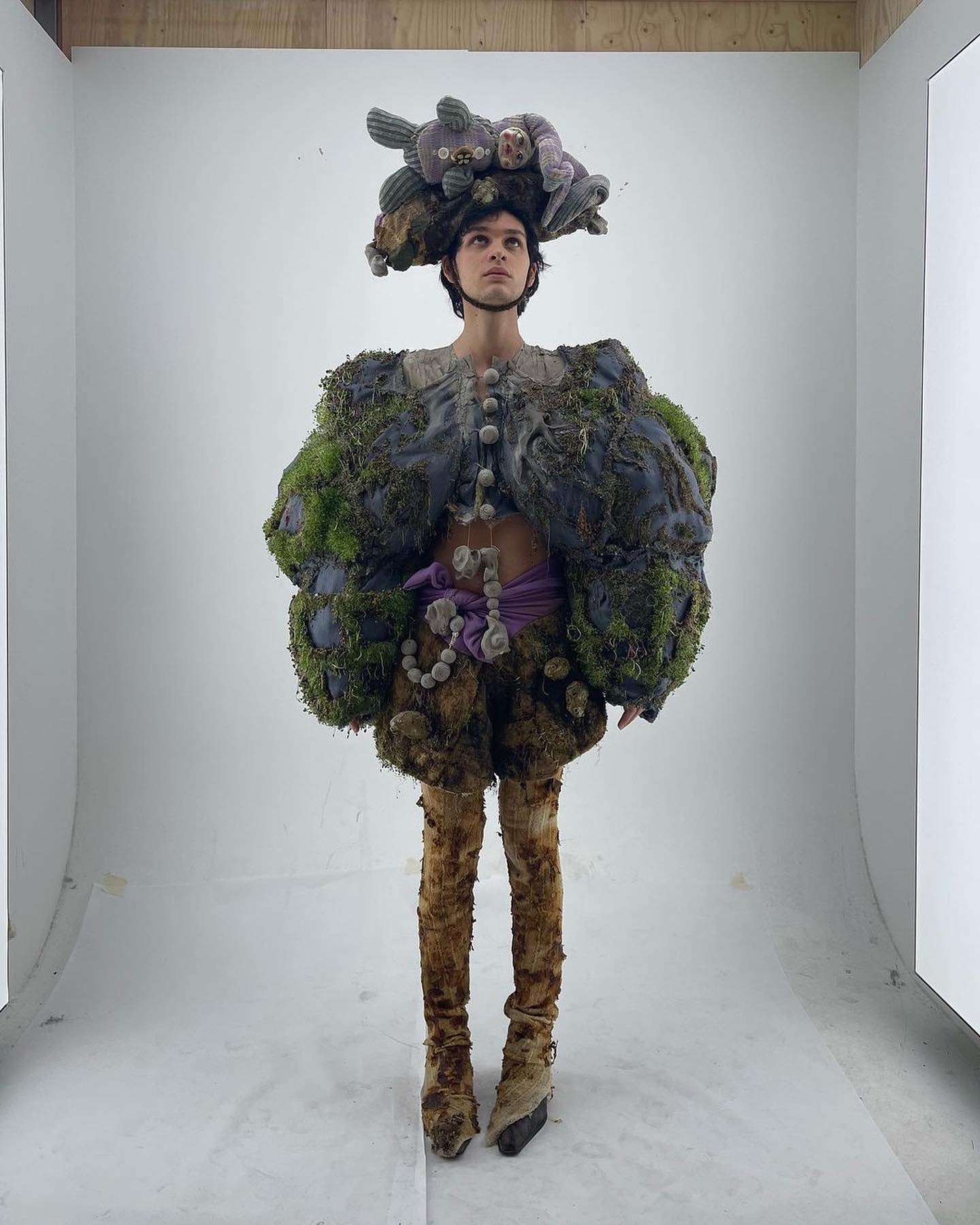 숨 쉬는 의상, 지구를 살리는 패션의 미래 — Look 3