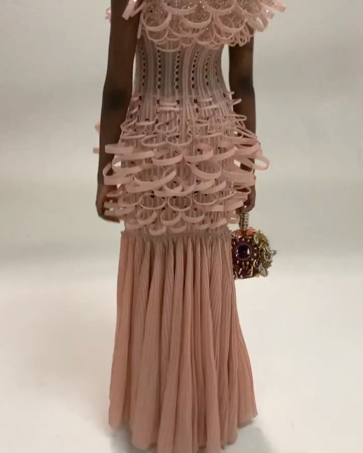 수학적 상상력으로 완성한 니트웨어의 4차원 세계 — Look 2