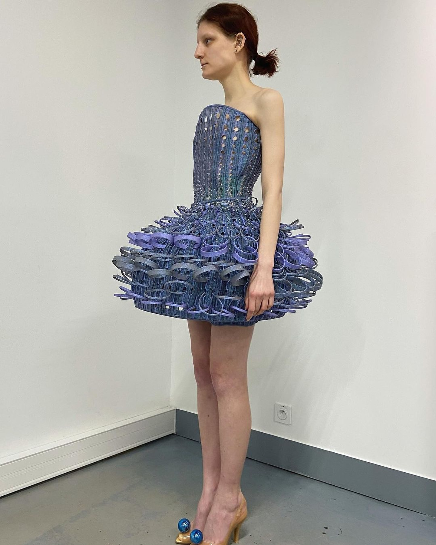수학적 상상력으로 완성한 니트웨어의 4차원 세계 — Look 6