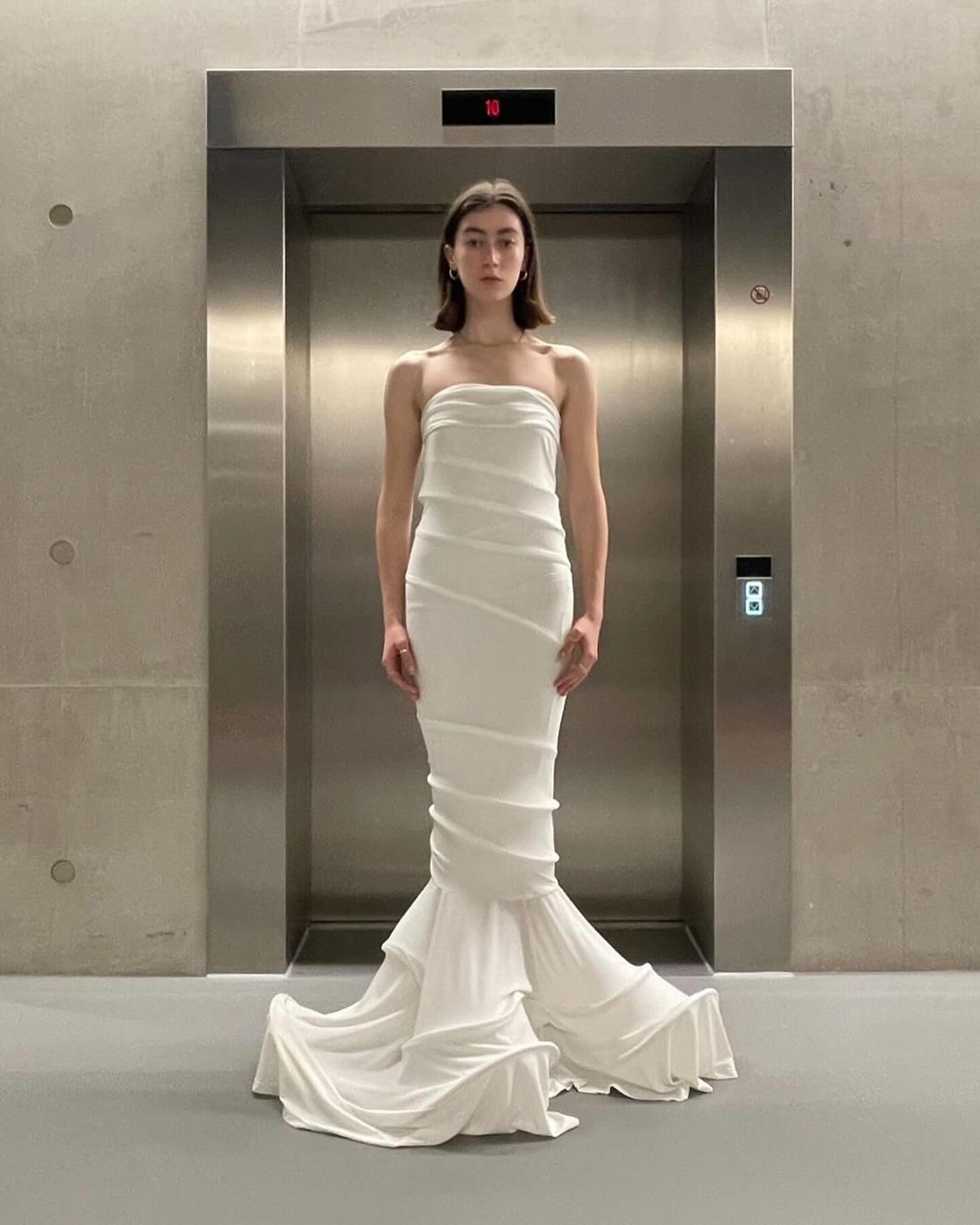 유 왕의 유토피아, 곡선으로 빚어낸 AW24 컬렉션 — Look 4