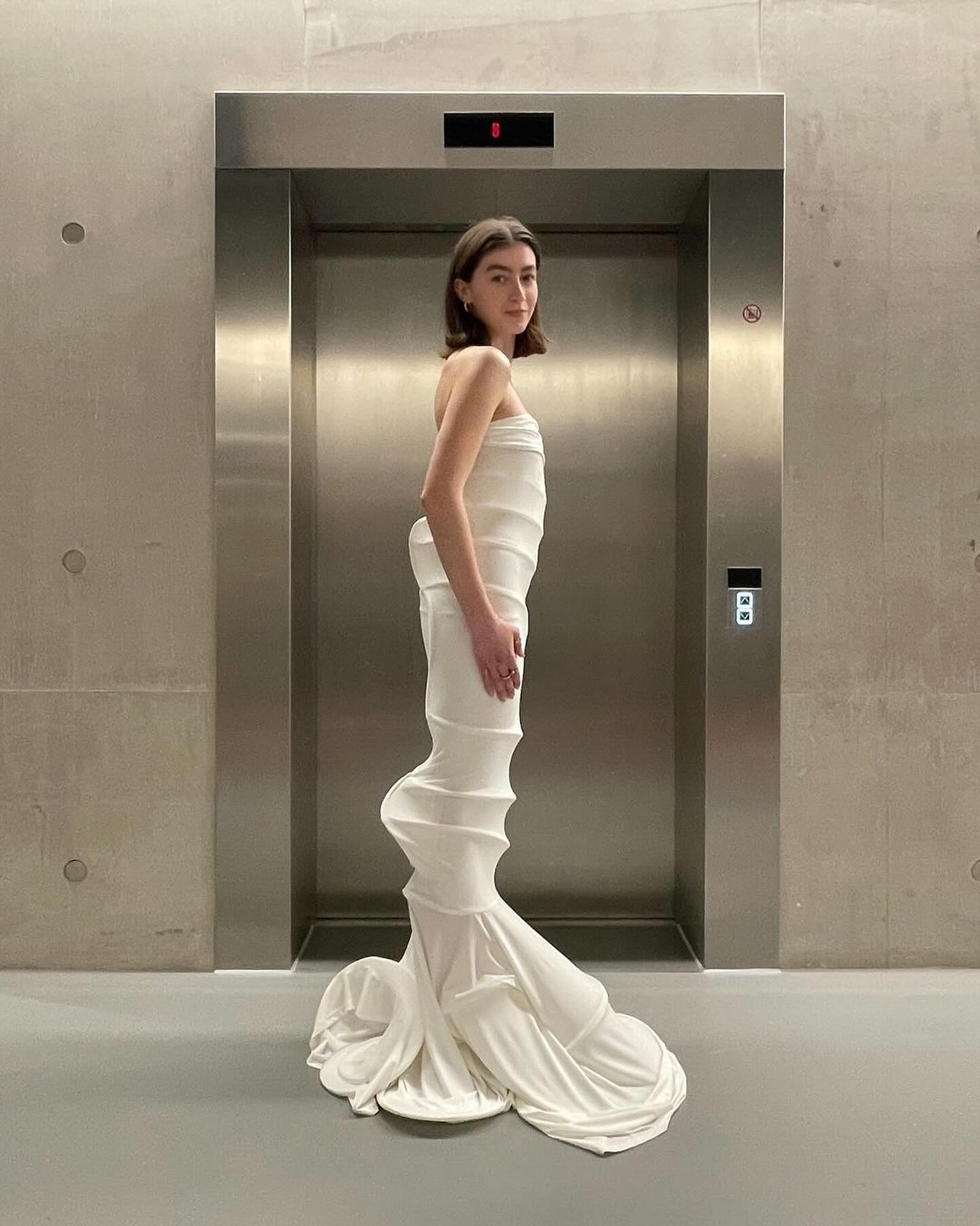 유 왕의 유토피아, 곡선으로 빚어낸 AW24 컬렉션 — Look 5