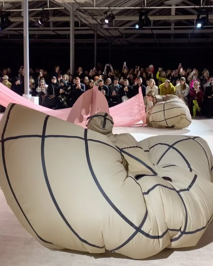 헨릭 비브스코브, 껌처럼 늘어나는 24FW 쇼로 코펜하겐을 사로잡다 — Look 2