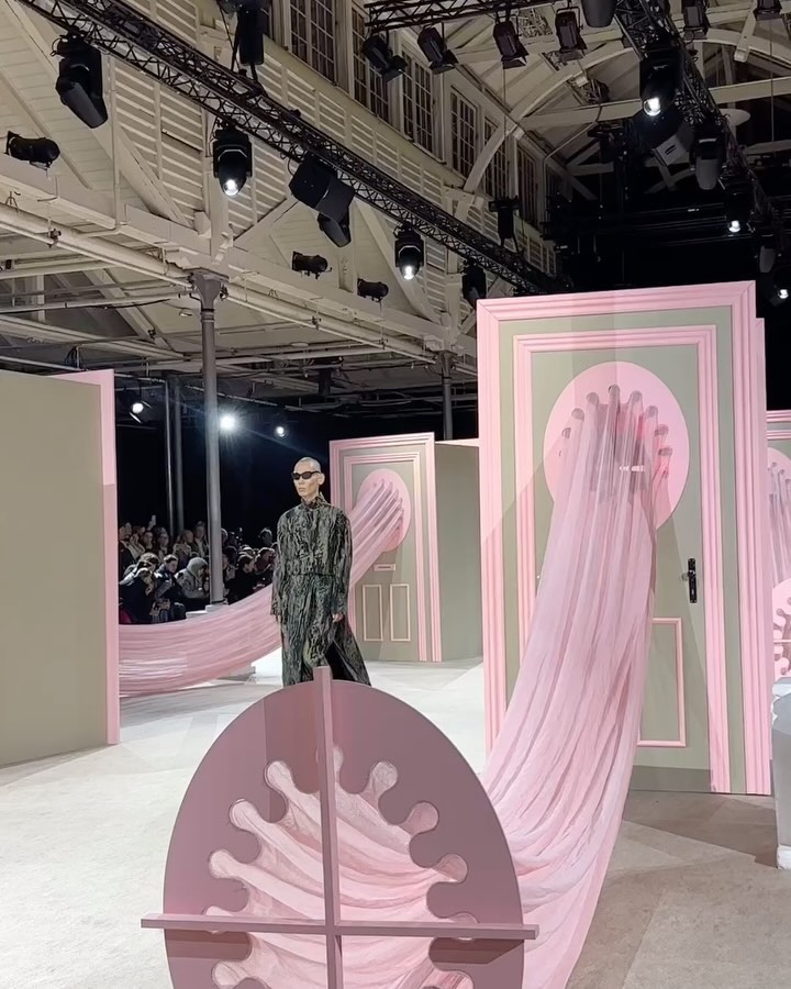 헨릭 비브스코브, 껌처럼 늘어나는 24FW 쇼로 코펜하겐을 사로잡다 — Look 3