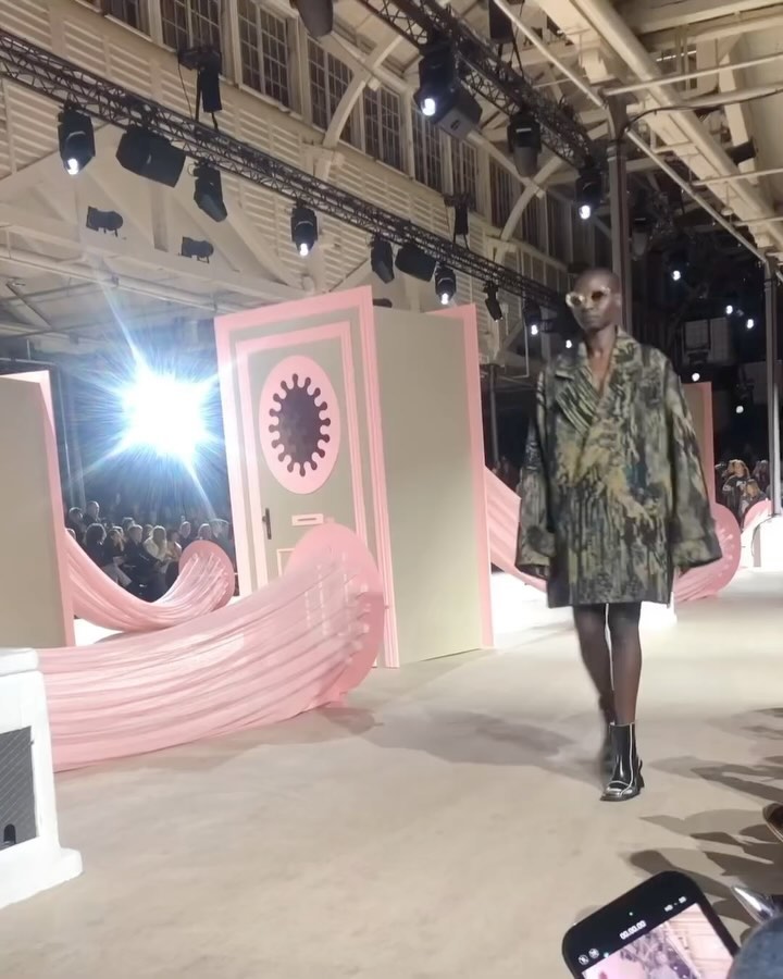 헨릭 비브스코브, 껌처럼 늘어나는 24FW 쇼로 코펜하겐을 사로잡다 — Look 4