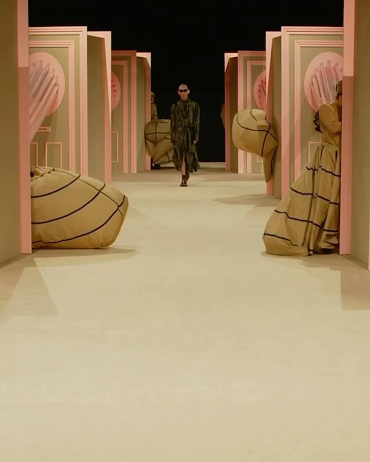 헨릭 비브스코브, 껌처럼 늘어나는 24FW 쇼로 코펜하겐을 사로잡다 — Look 5