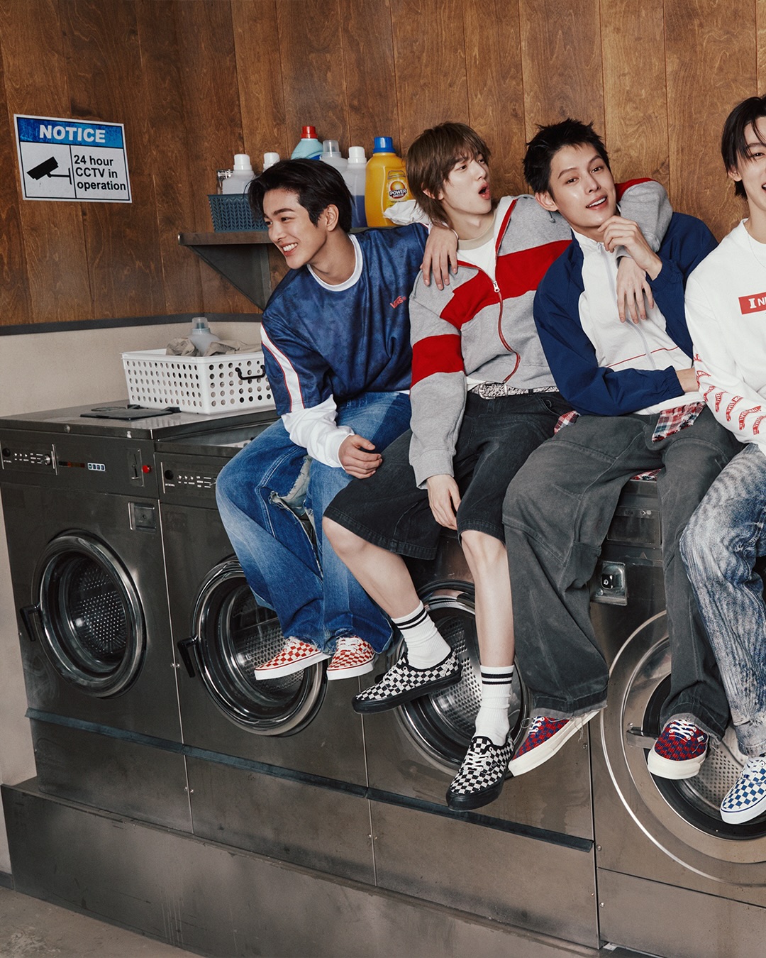 반스, 코르티스와 함께한 어센틱 'Off The Wall' 캠페인 공개 — Look 2