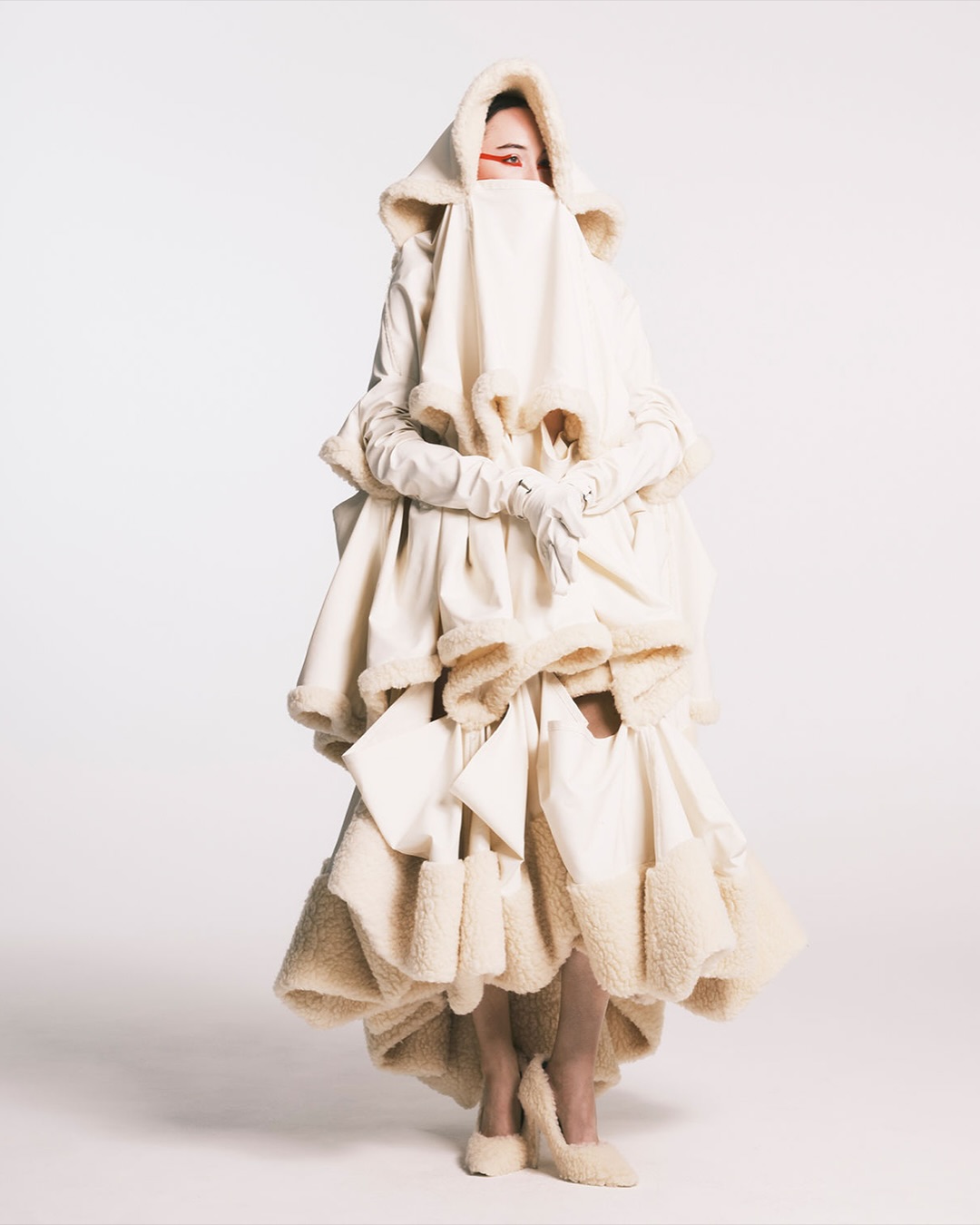 우산이 옷이 되다, 루카스 브루너의 예술적 실험 — Look 10