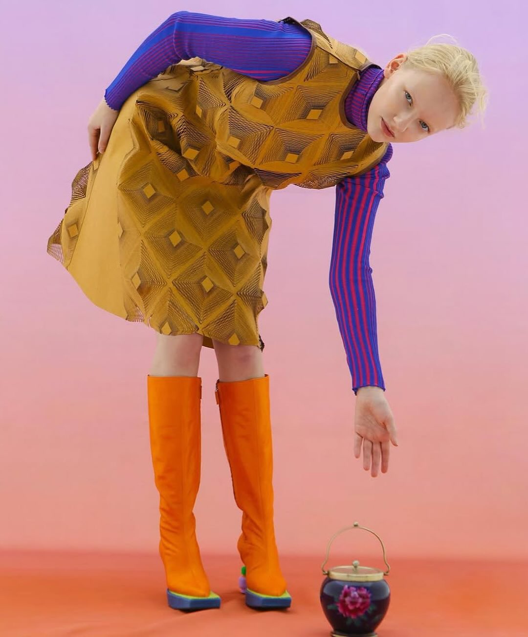 지수 장, 꽃병에서 영감 받은 니트웨어로 추억을 입다 — Look 2