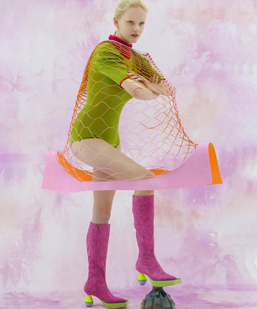 지수 장, 꽃병에서 영감 받은 니트웨어로 추억을 입다 — Look 4