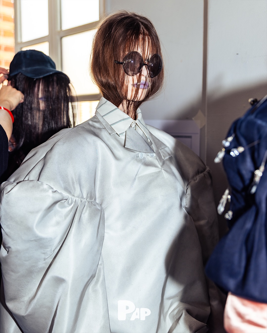 긴장감이 흐르는 그라운즈 백스테이지 현장 — Look 2