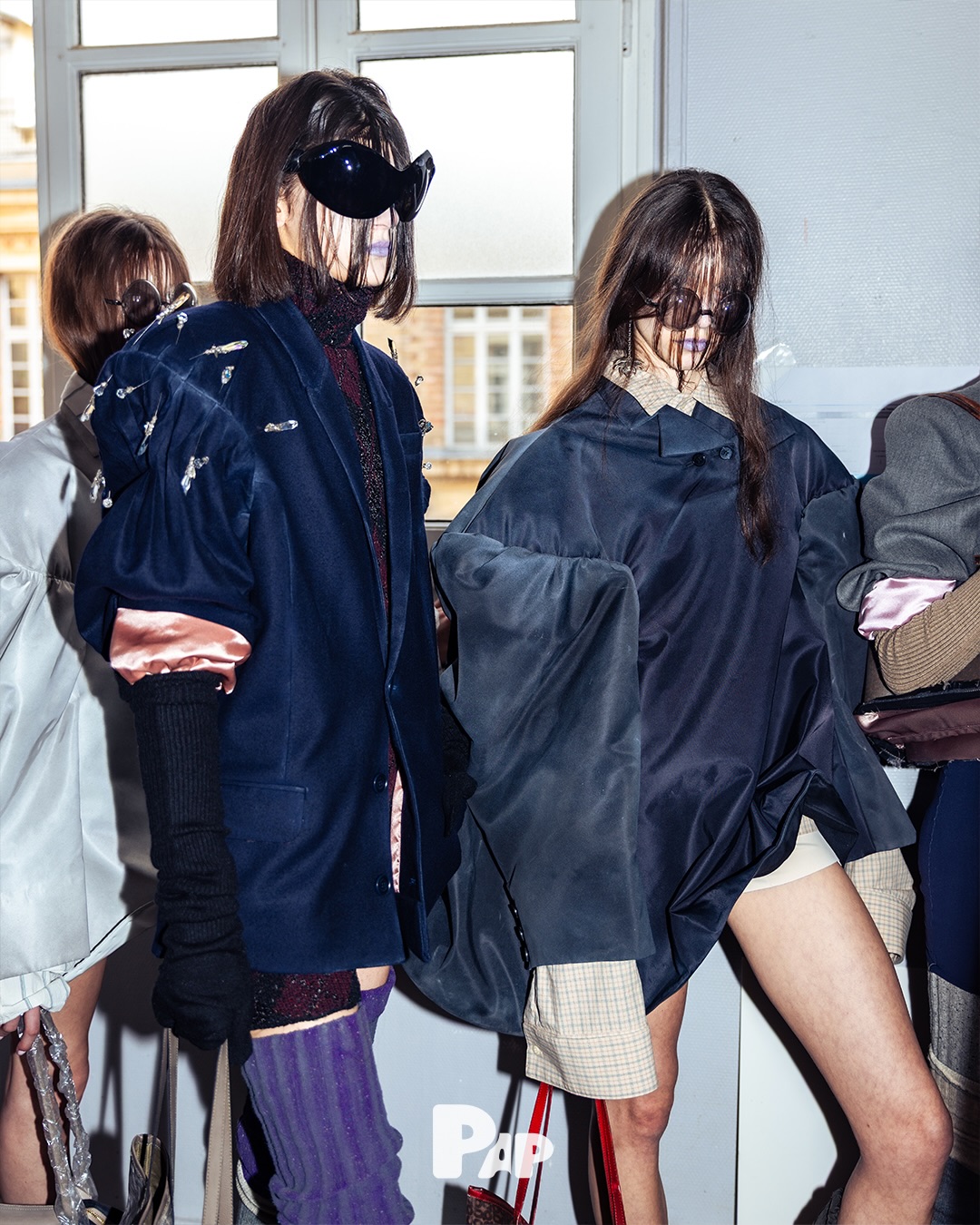 긴장감이 흐르는 그라운즈 백스테이지 현장 — Look 7