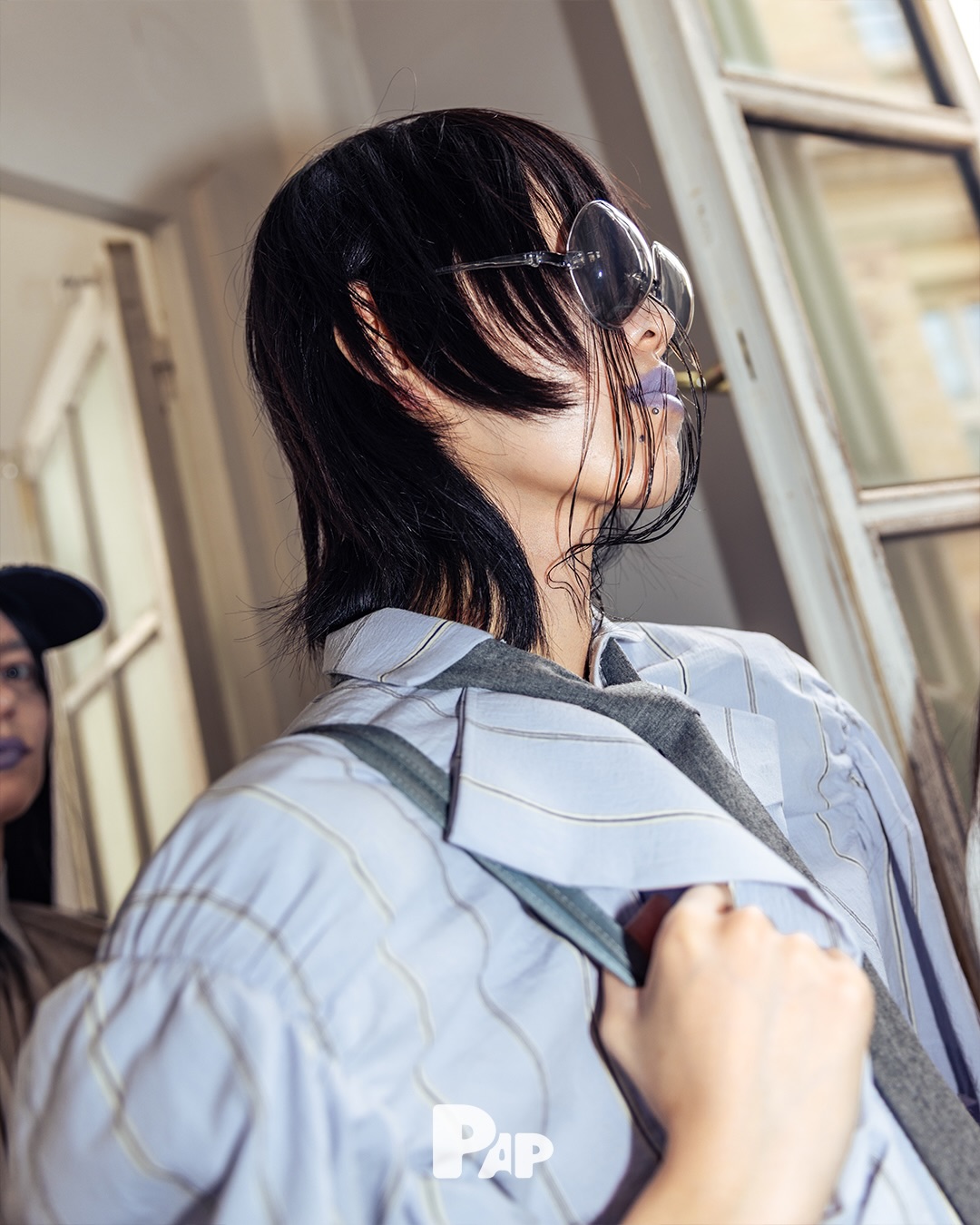 긴장감이 흐르는 그라운즈 백스테이지 현장 — Look 9