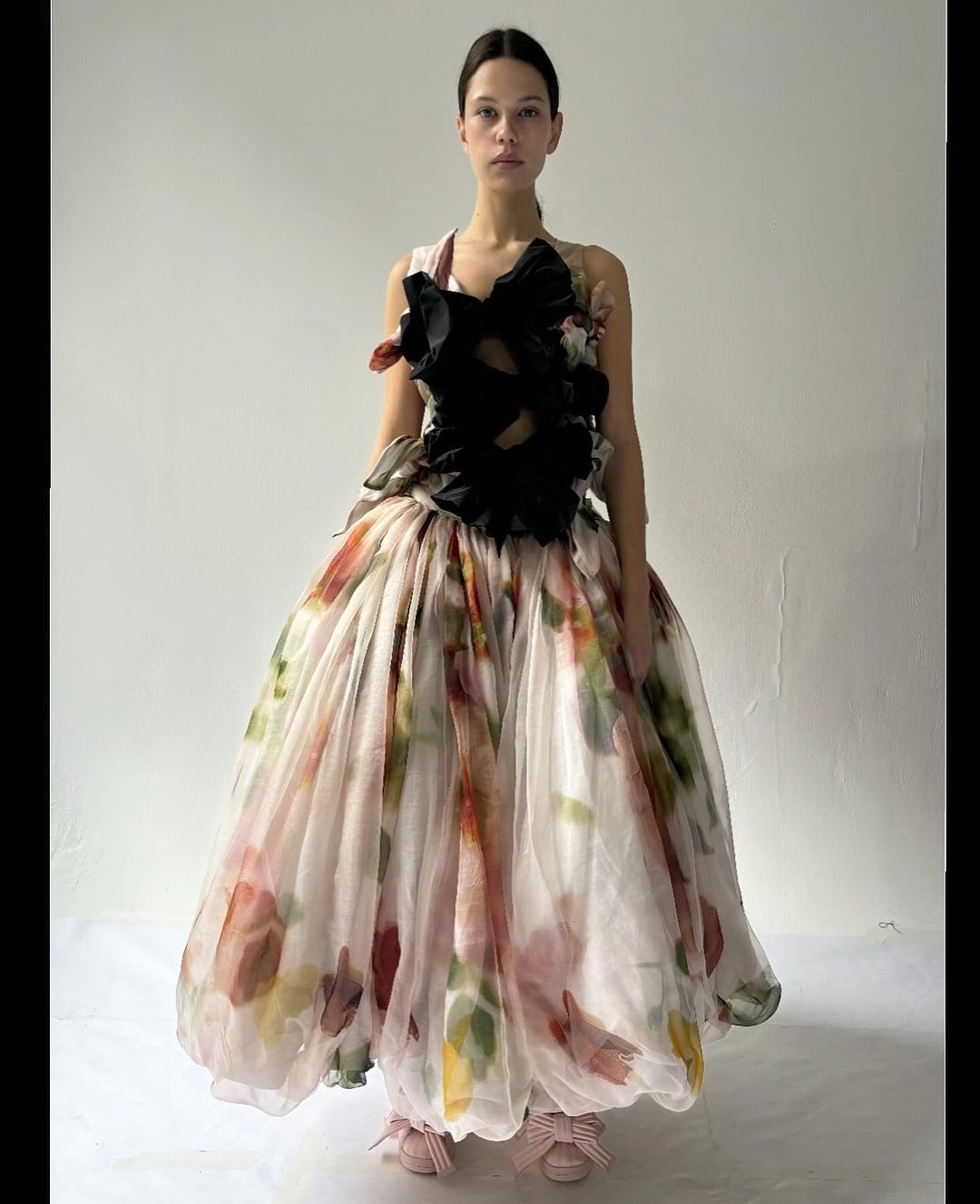 캐롤라인 후의 SS25, 감정을 조각하는 웨어러블 아트 — Look 3