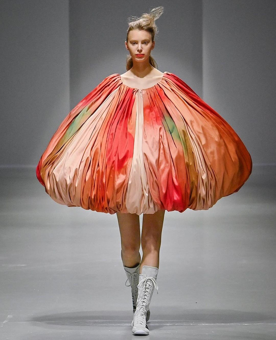 캐롤라인 후의 SS25, 감정을 조각하는 웨어러블 아트 — Look 4