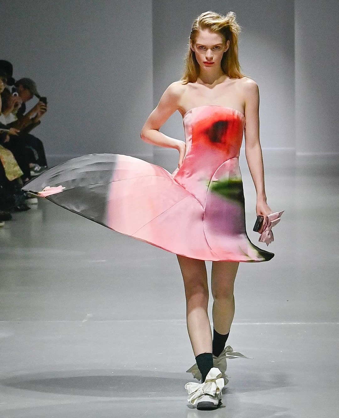 캐롤라인 후의 SS25, 감정을 조각하는 웨어러블 아트 — Look 5