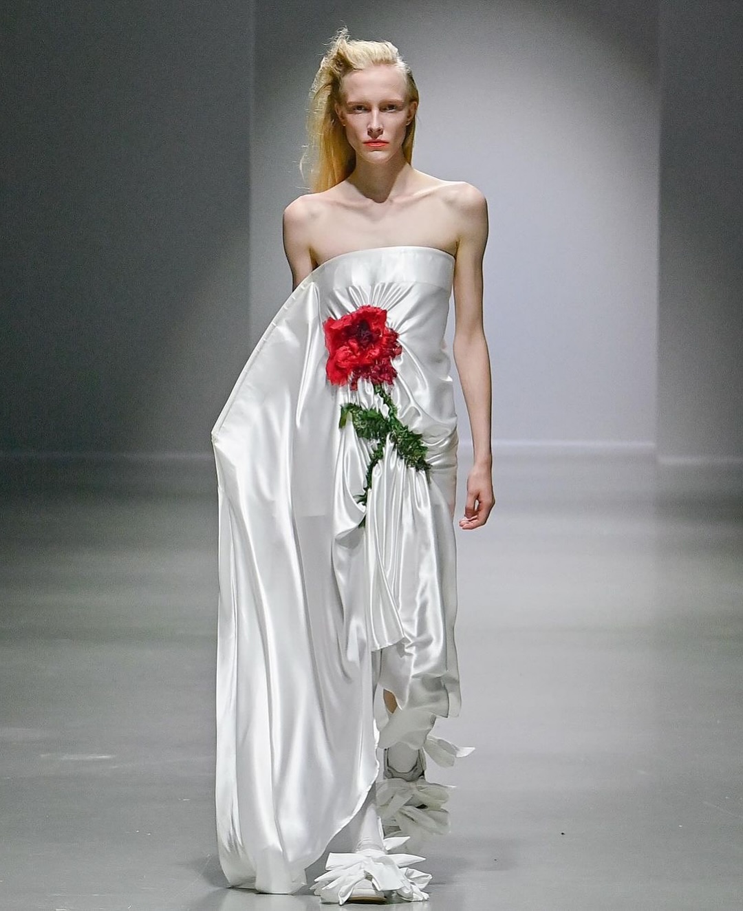 캐롤라인 후의 SS25, 감정을 조각하는 웨어러블 아트 — Look 6