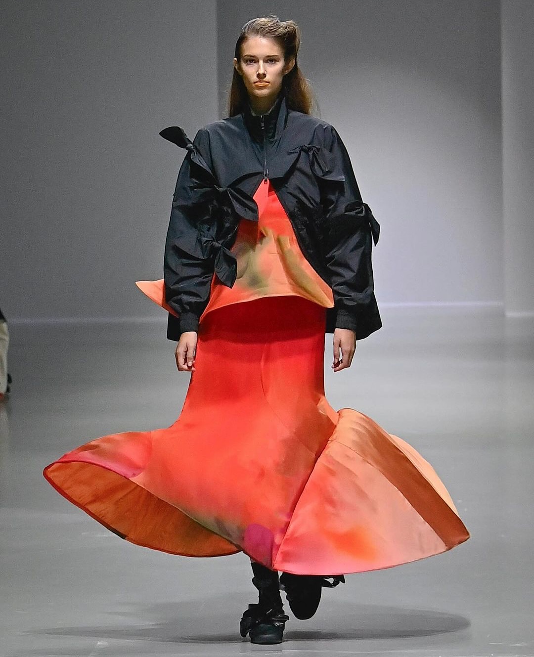 캐롤라인 후의 SS25, 감정을 조각하는 웨어러블 아트 — Look 7