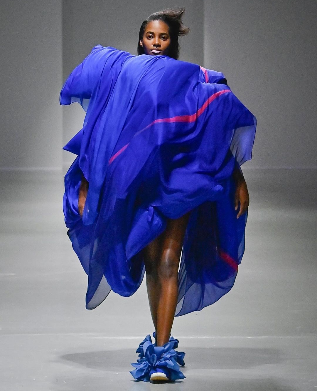 캐롤라인 후의 SS25, 감정을 조각하는 웨어러블 아트 — Look 8