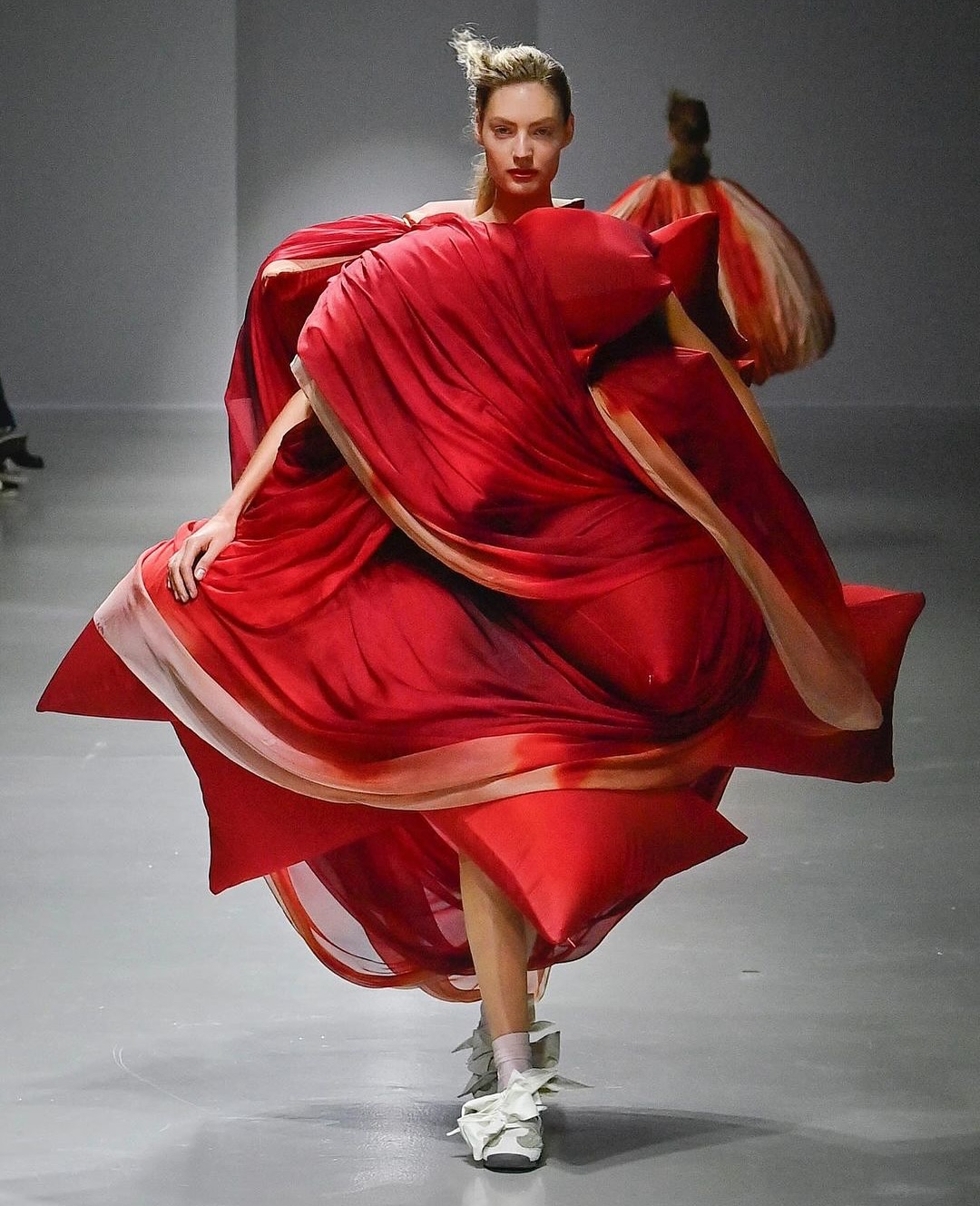 캐롤라인 후의 SS25, 감정을 조각하는 웨어러블 아트 — Look 9