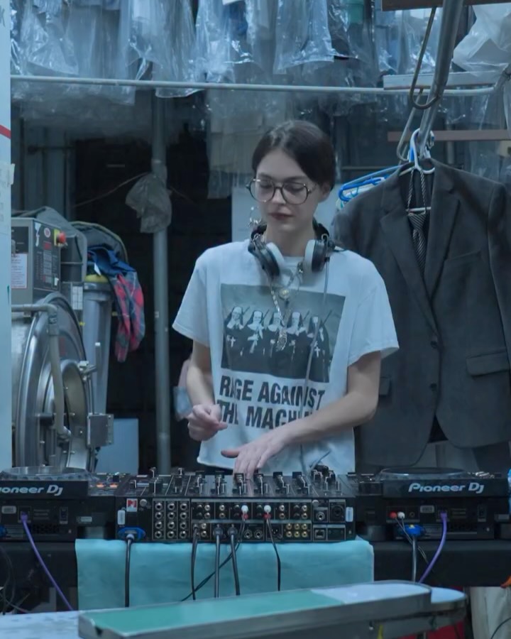 세탁소에서 레이브를, 고요 클럽의 일상 전복 — Look 6