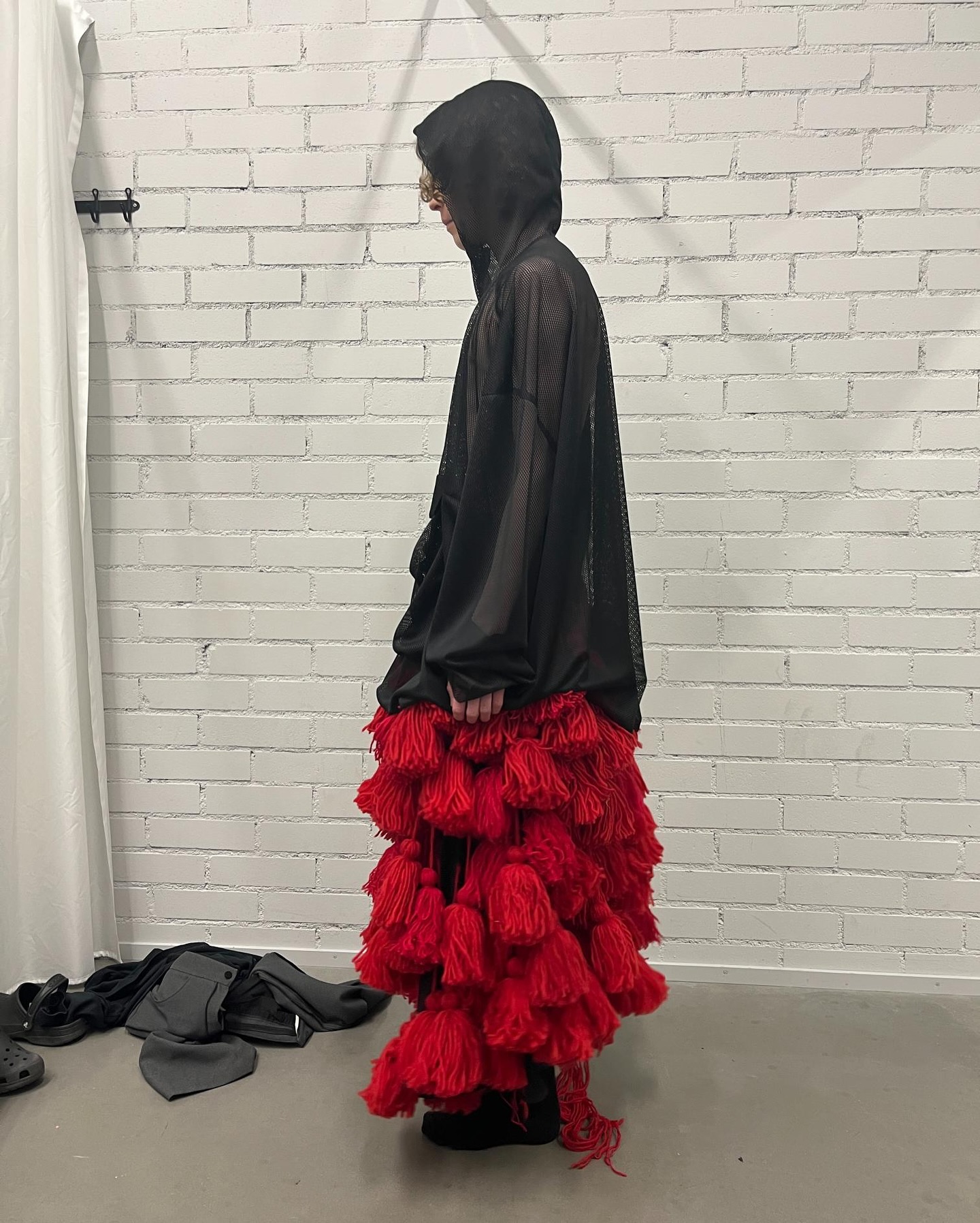핀란드 민속의상과 애슬레저의 만남, 로리 그레이스의 재해석 — Look 5