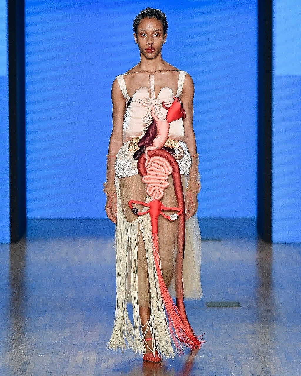 르나타 부조, 여성의 몸을 재해석한 '0 CORPO' 컬렉션 — Look 2