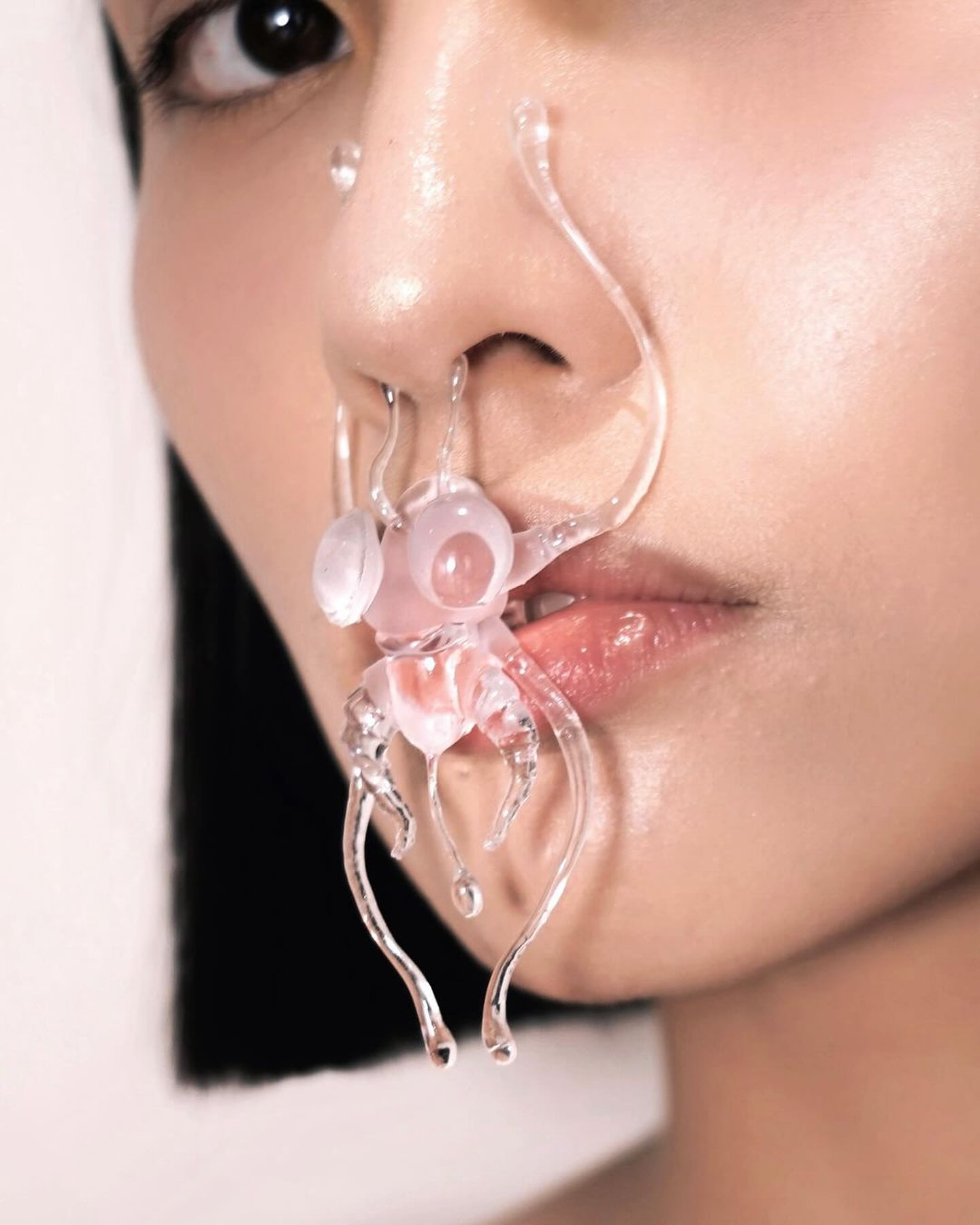 기생하는 보석, 혐오와 아름다움 사이 — Look 4