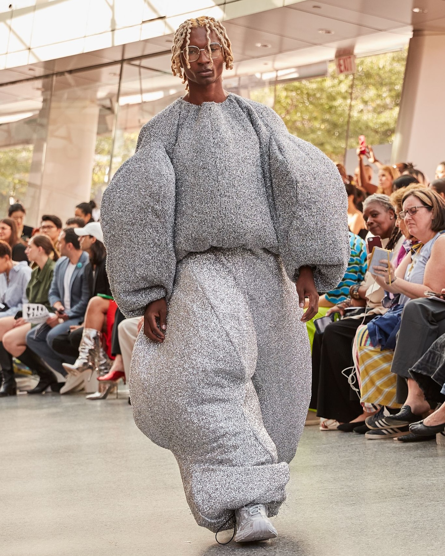 디지털 세계를 입다, 유그 스튜디오의 '피지털 유니폼' — Look 2