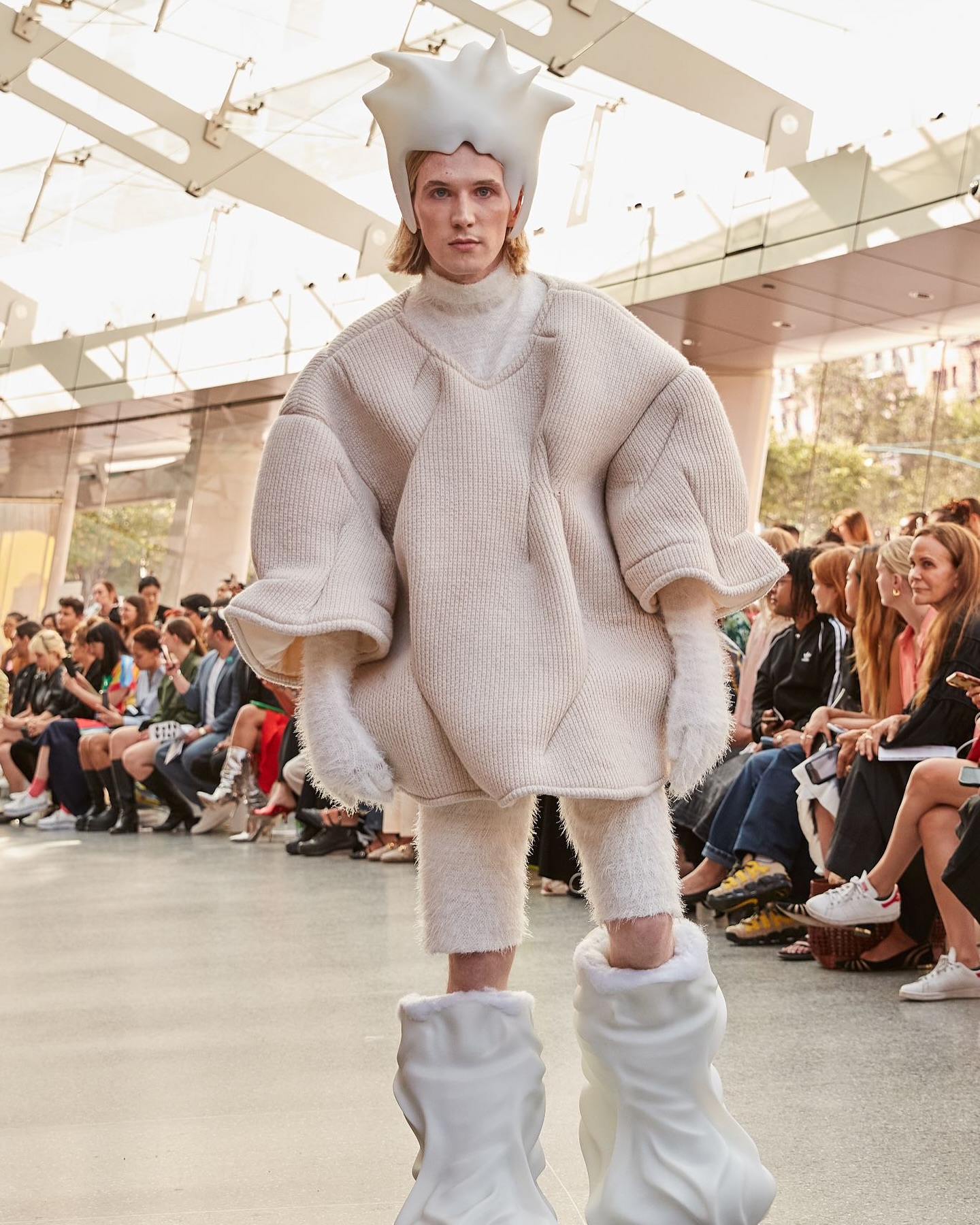 디지털 세계를 입다, 유그 스튜디오의 '피지털 유니폼' — Look 3