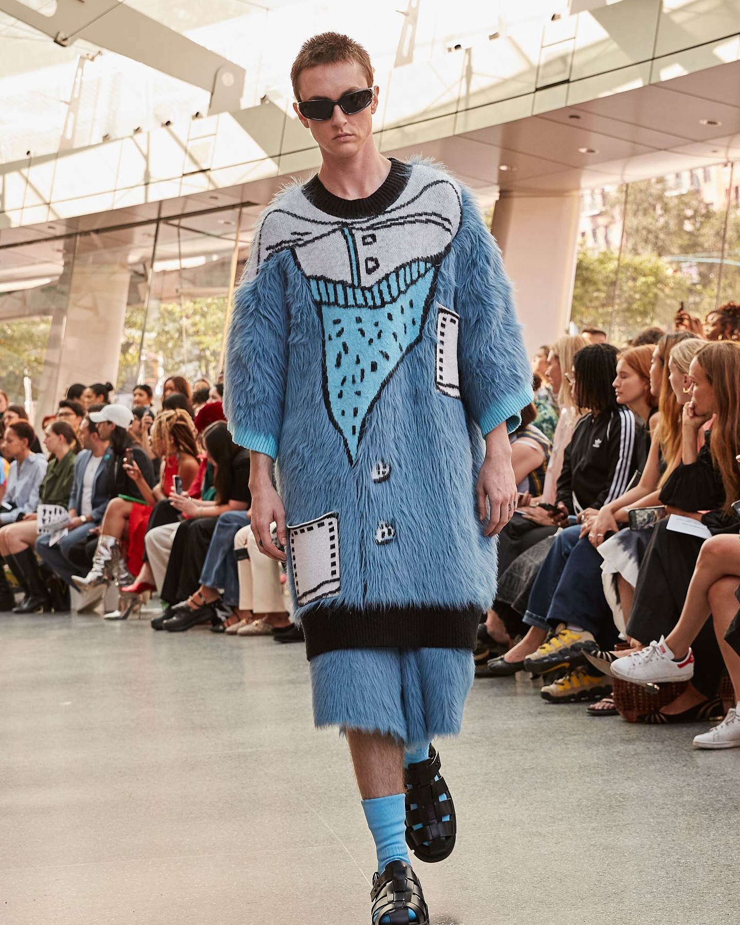 디지털 세계를 입다, 유그 스튜디오의 '피지털 유니폼' — Look 6