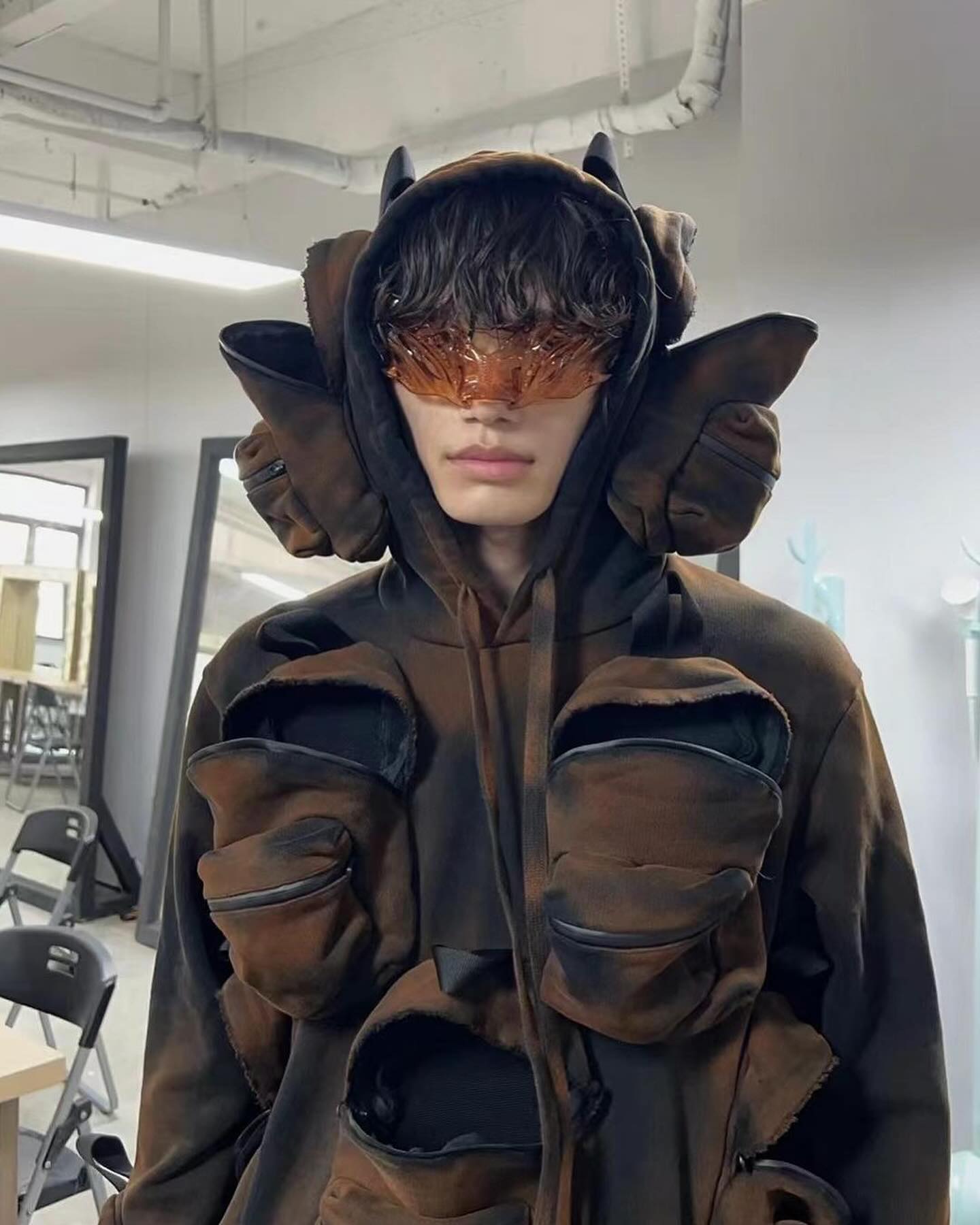 나이키 에어맥스 데이, 곤충의 눈을 닮은 선글라스 디자인 공개 — Look 4