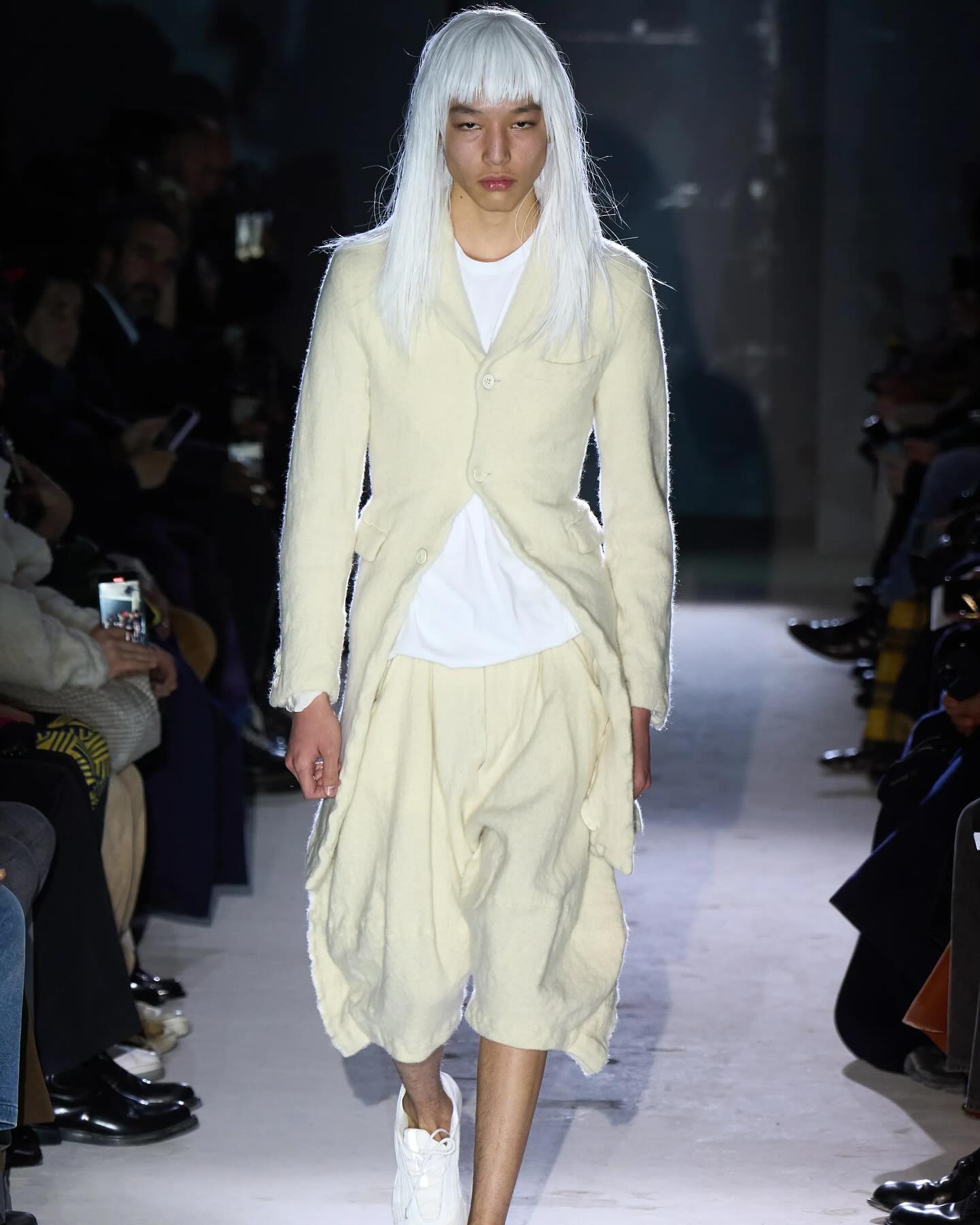 꼼데가르송 옴므 플뤼스 24FW, 기도와 영성을 입다 — Look 2