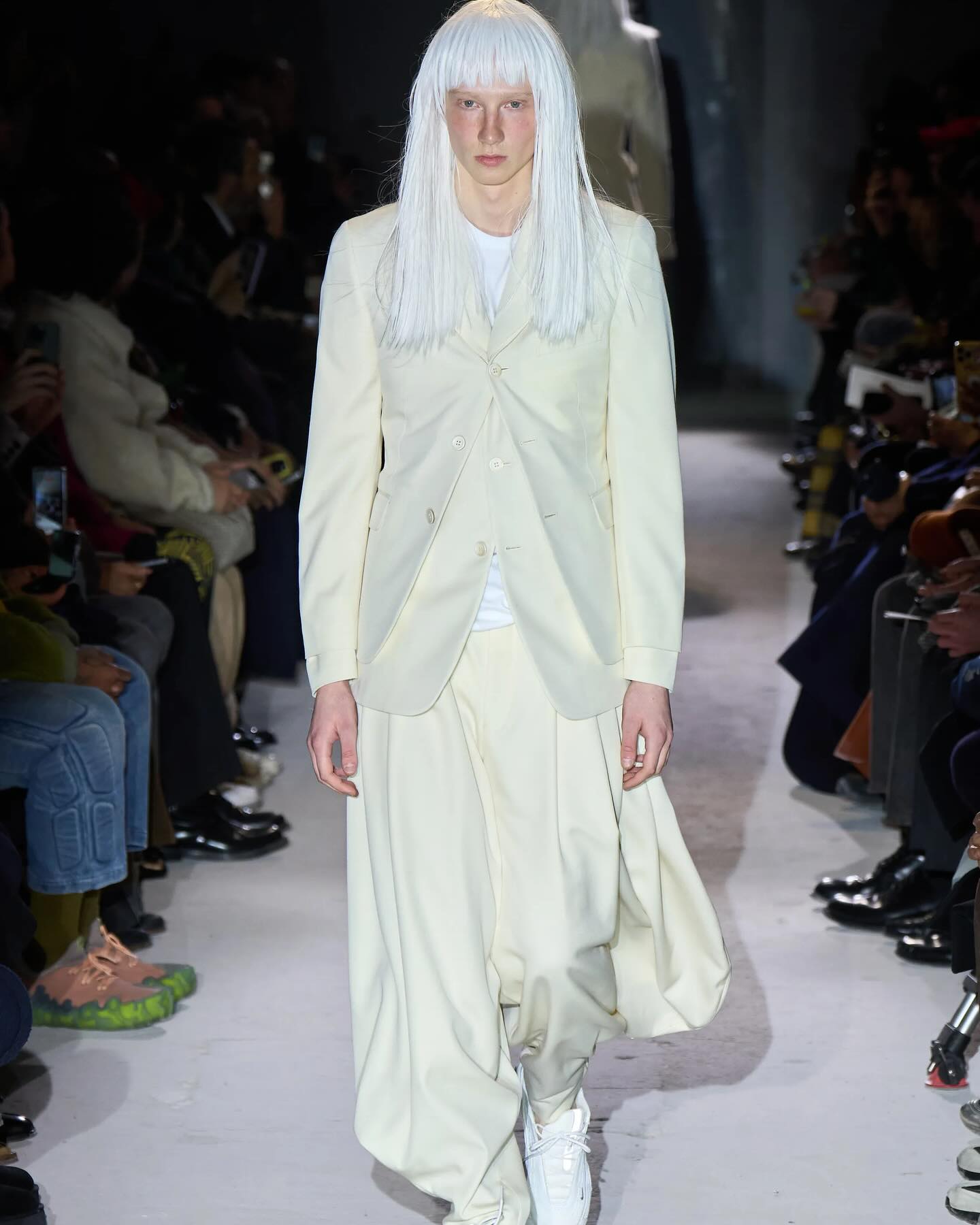 꼼데가르송 옴므 플뤼스 24FW, 기도와 영성을 입다 — Look 3