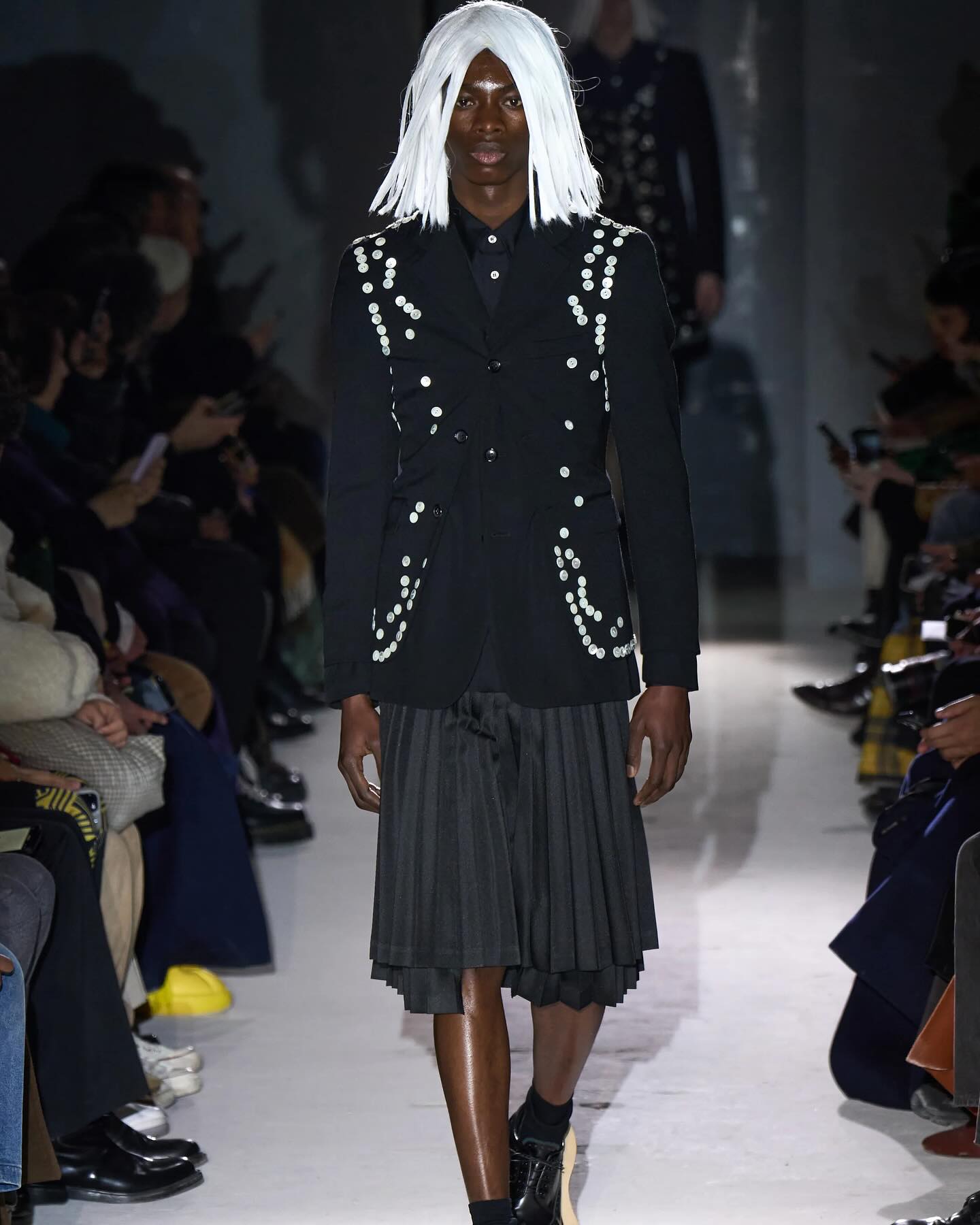 꼼데가르송 옴므 플뤼스 24FW, 기도와 영성을 입다 — Look 4