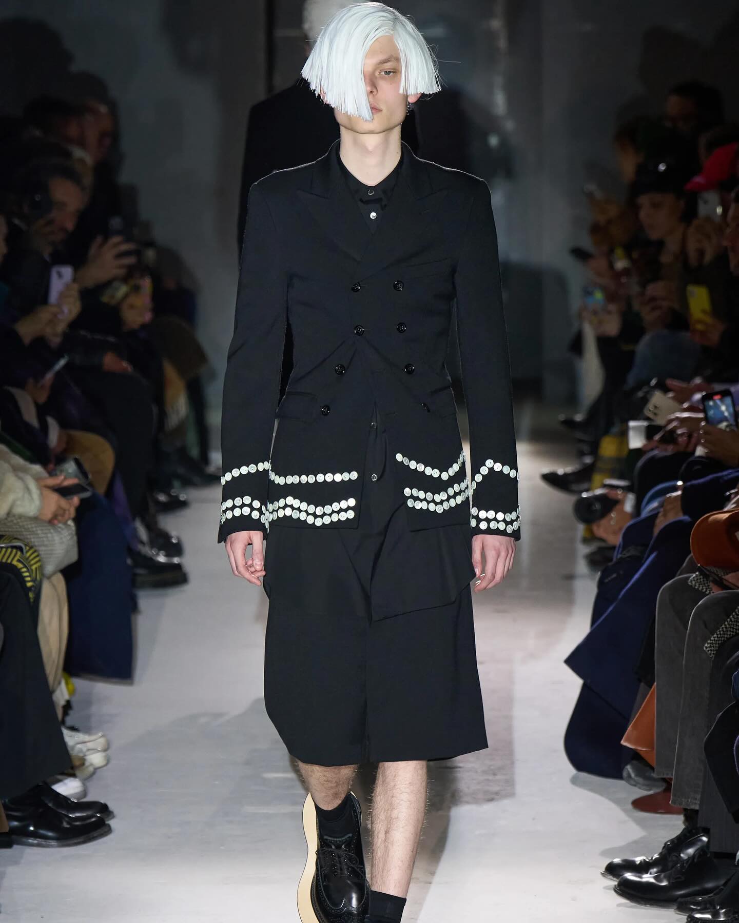 꼼데가르송 옴므 플뤼스 24FW, 기도와 영성을 입다 — Look 5