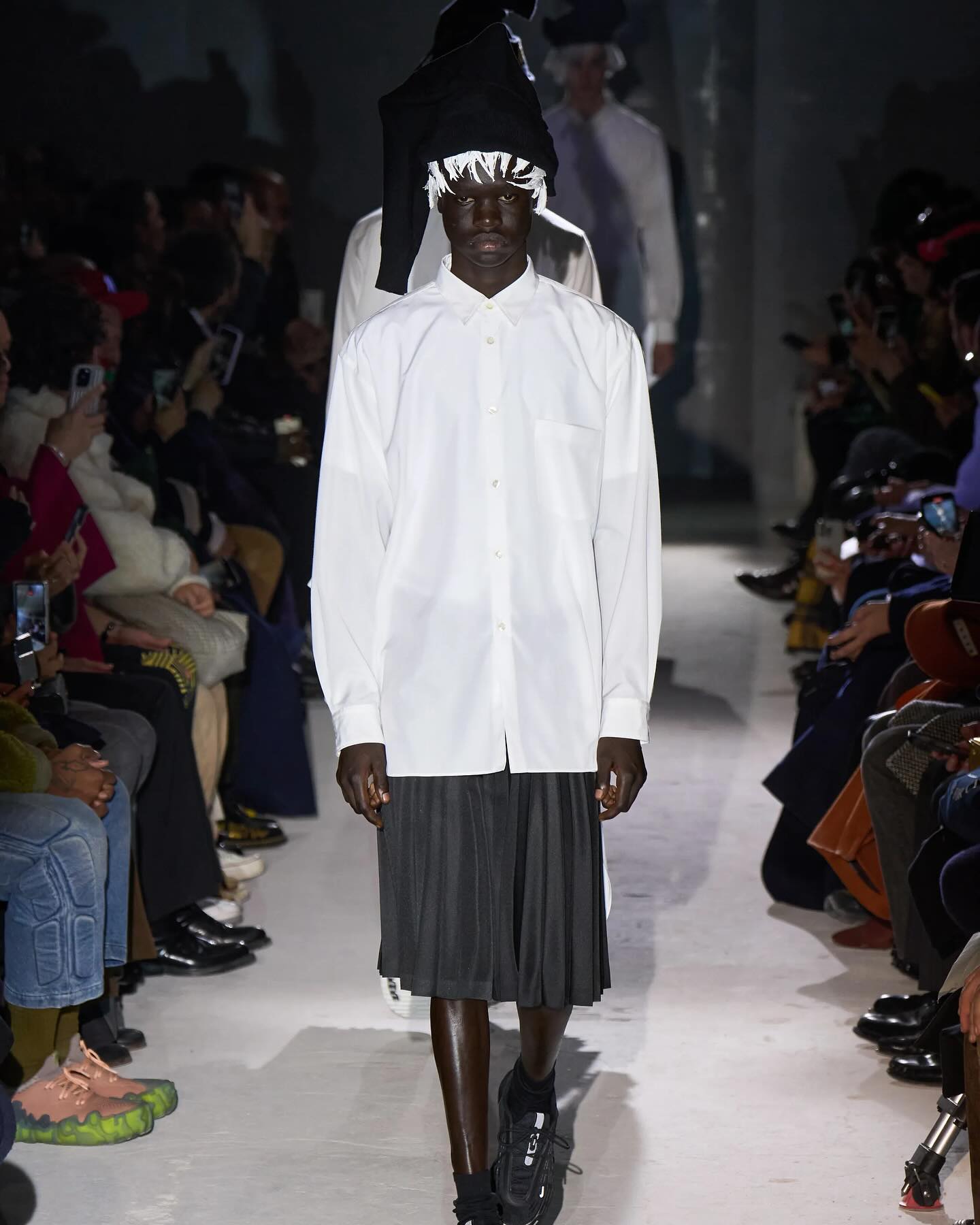 꼼데가르송 옴므 플뤼스 24FW, 기도와 영성을 입다 — Look 6