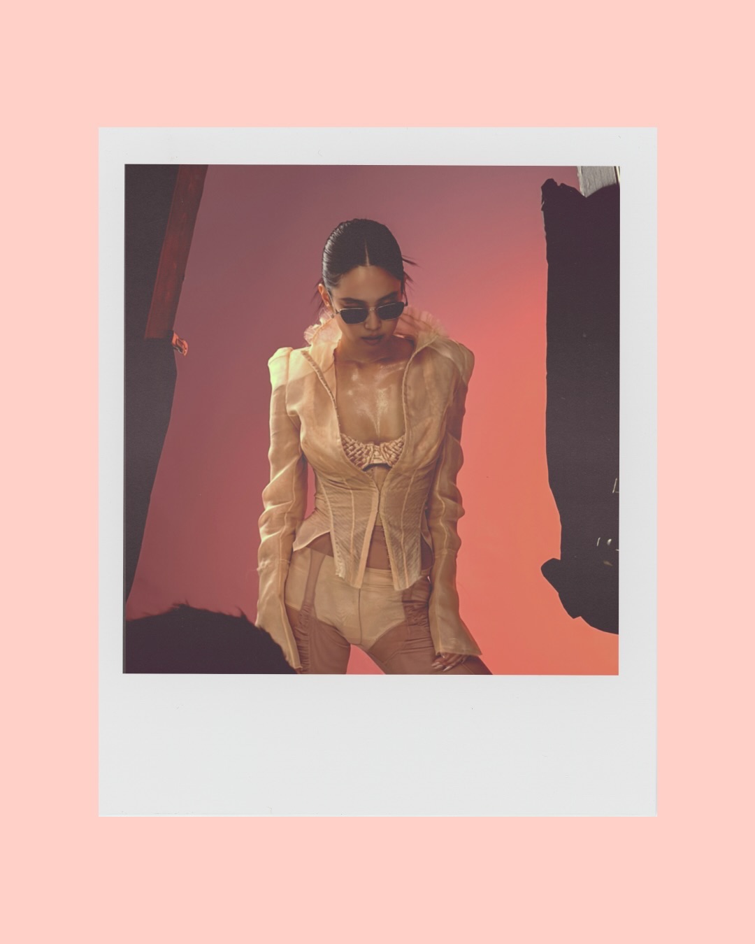 제니가 쓴 레이밴, 빛에 따라 얼굴을 바꾸다 — jennie, Look 3