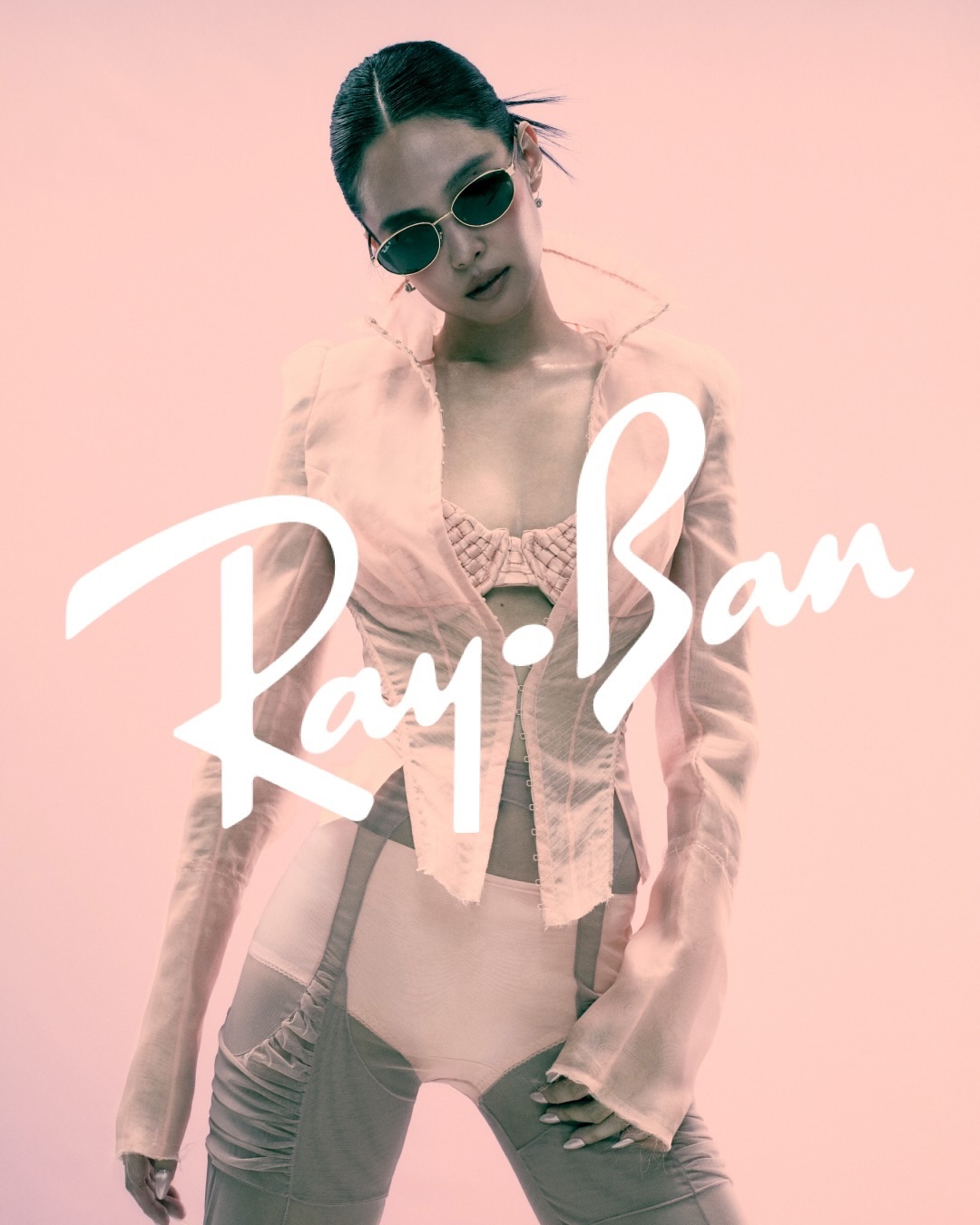 제니가 쓴 레이밴, 빛에 따라 얼굴을 바꾸다 — jennie, Look 4