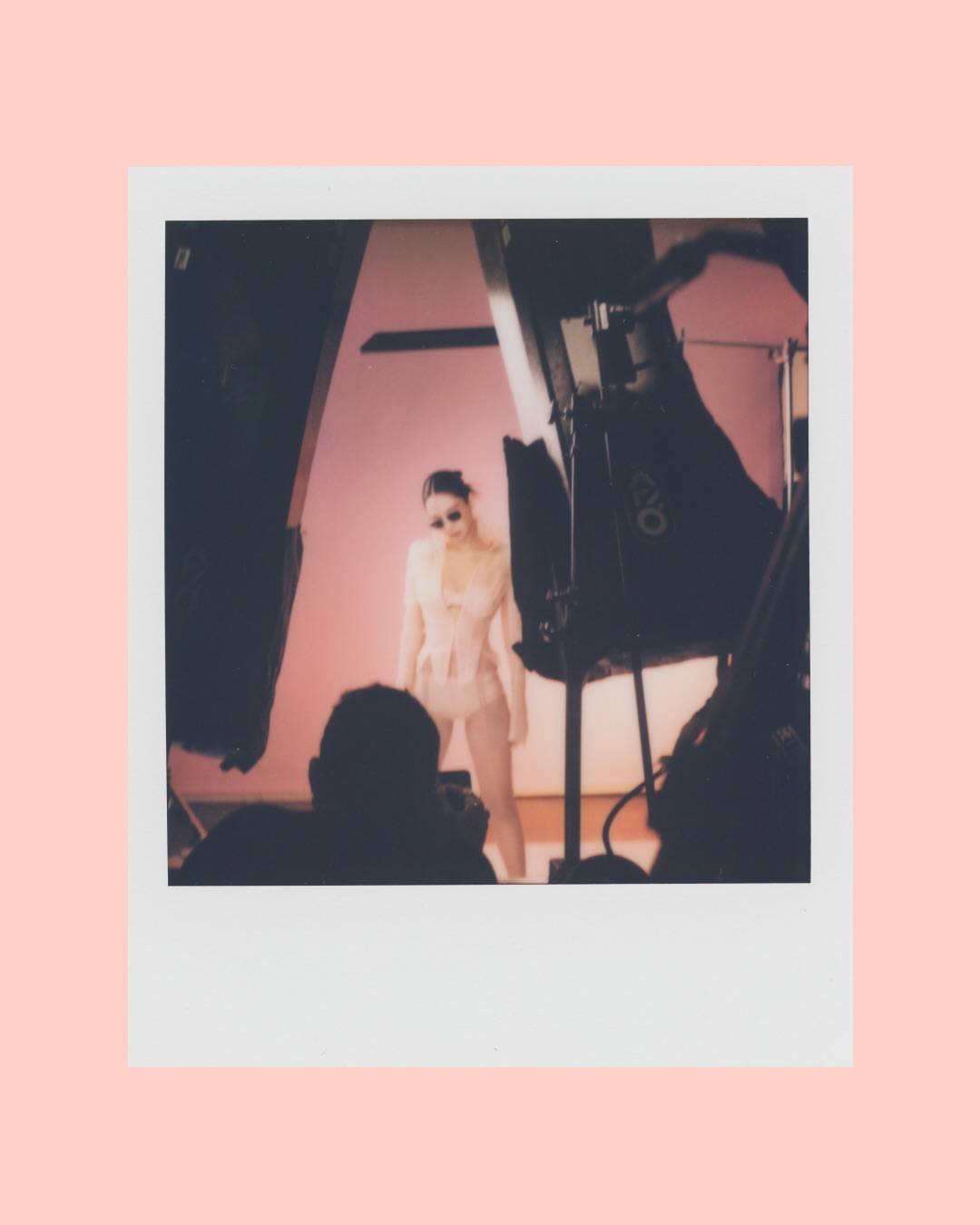 제니가 쓴 레이밴, 빛에 따라 얼굴을 바꾸다 — jennie, Look 5