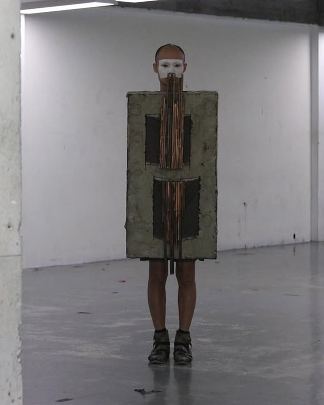 철학과 운명을 재해석한 AONSOUI의 TENET 컬렉션 — Look 2